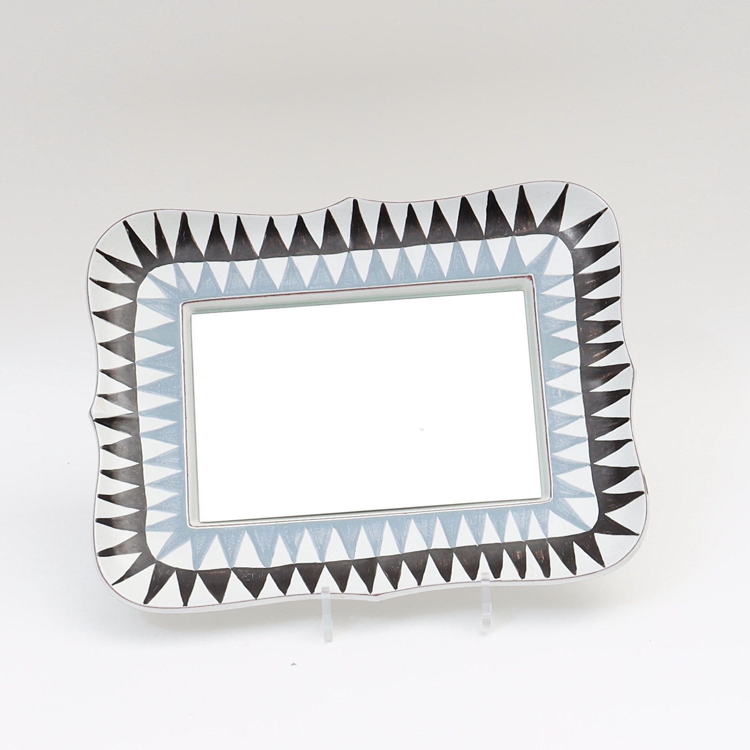 STIG LINDBERG. Spegel, fajans, med handmålad dekor, signerad med studiohanden, Gustavsberg.