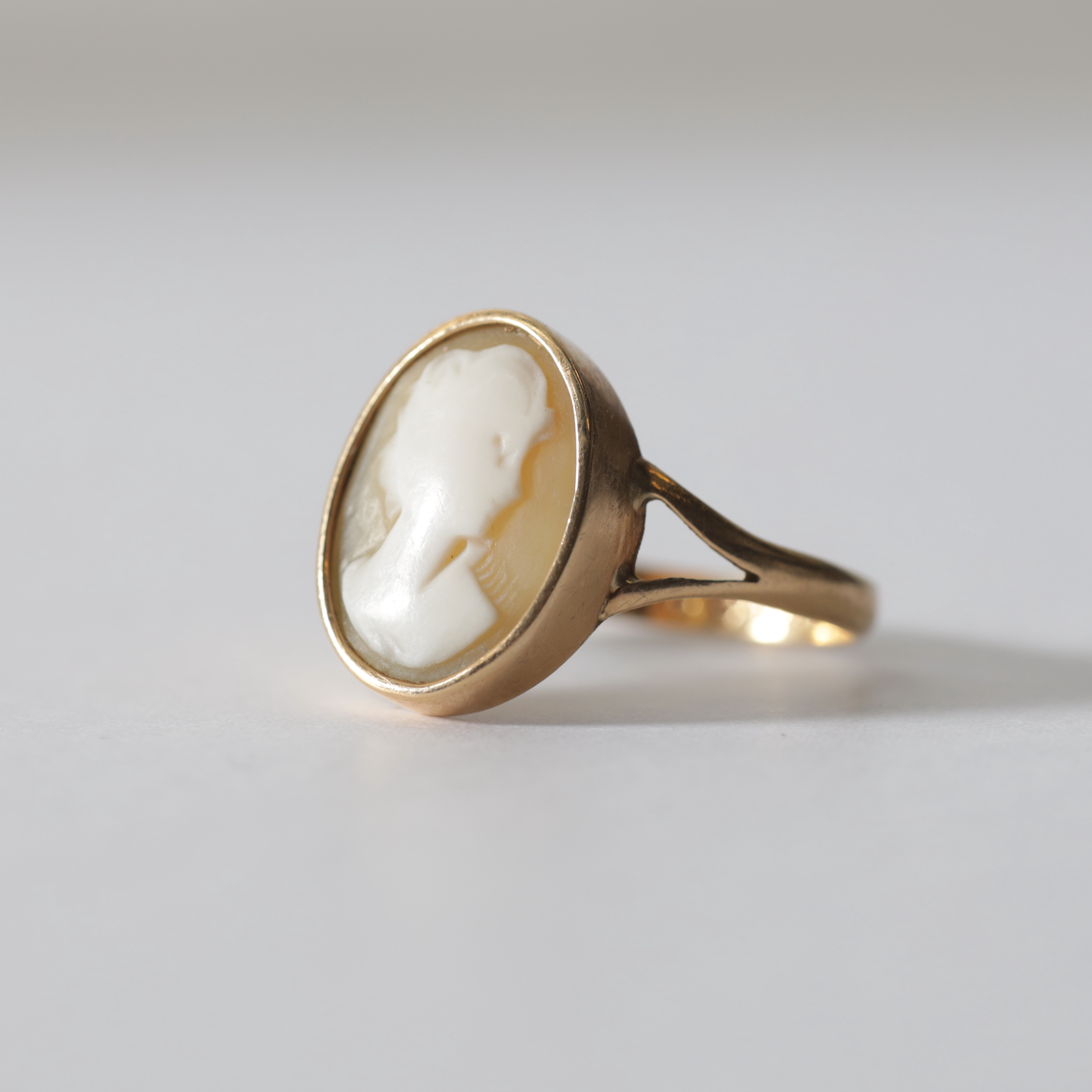 RING, 18K guld med kamé, 1940-tal. Totalvikt ca 2,3 gram.