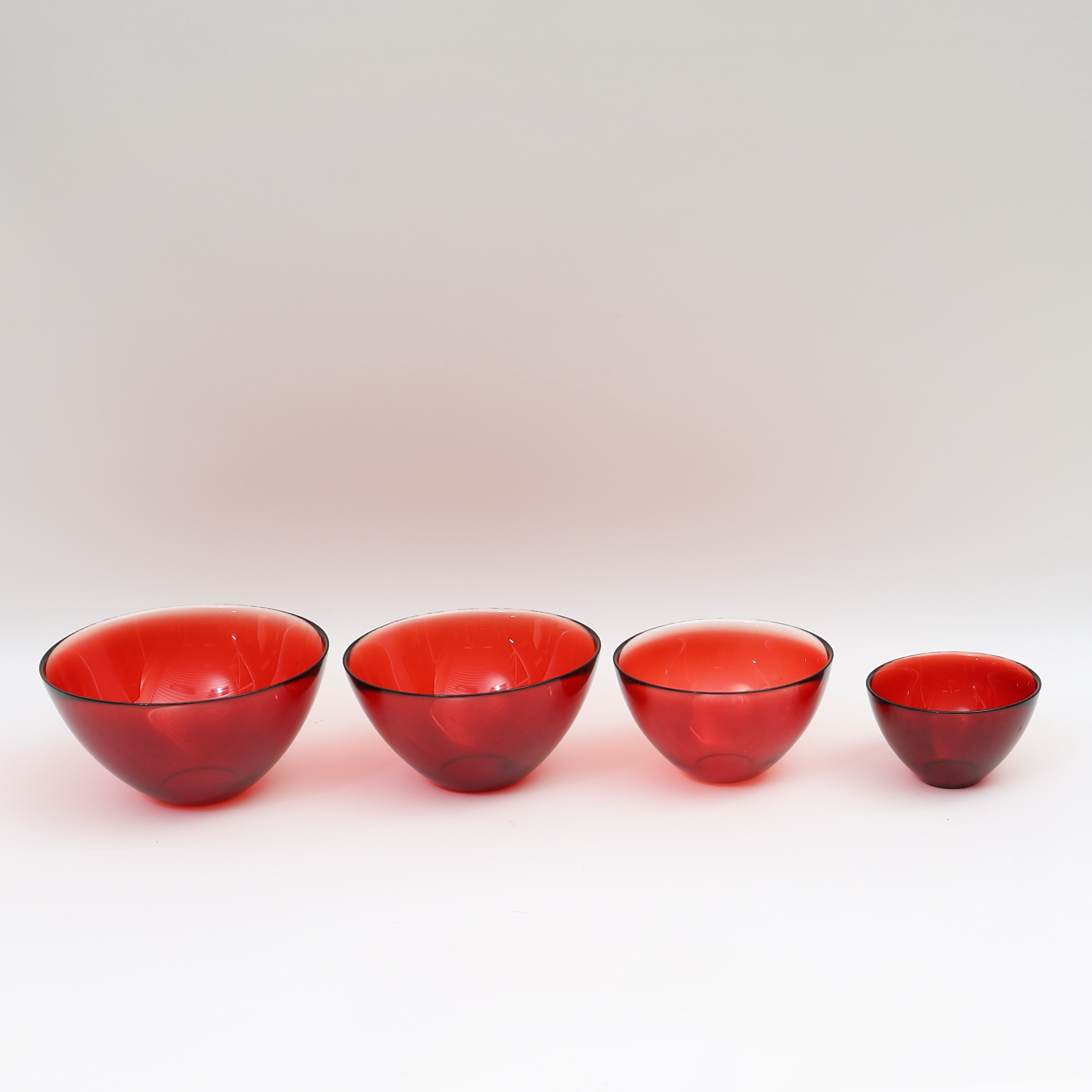 SVEN PALMQVIST. Skålar 4st, "Fuga" Rödtonat glas.