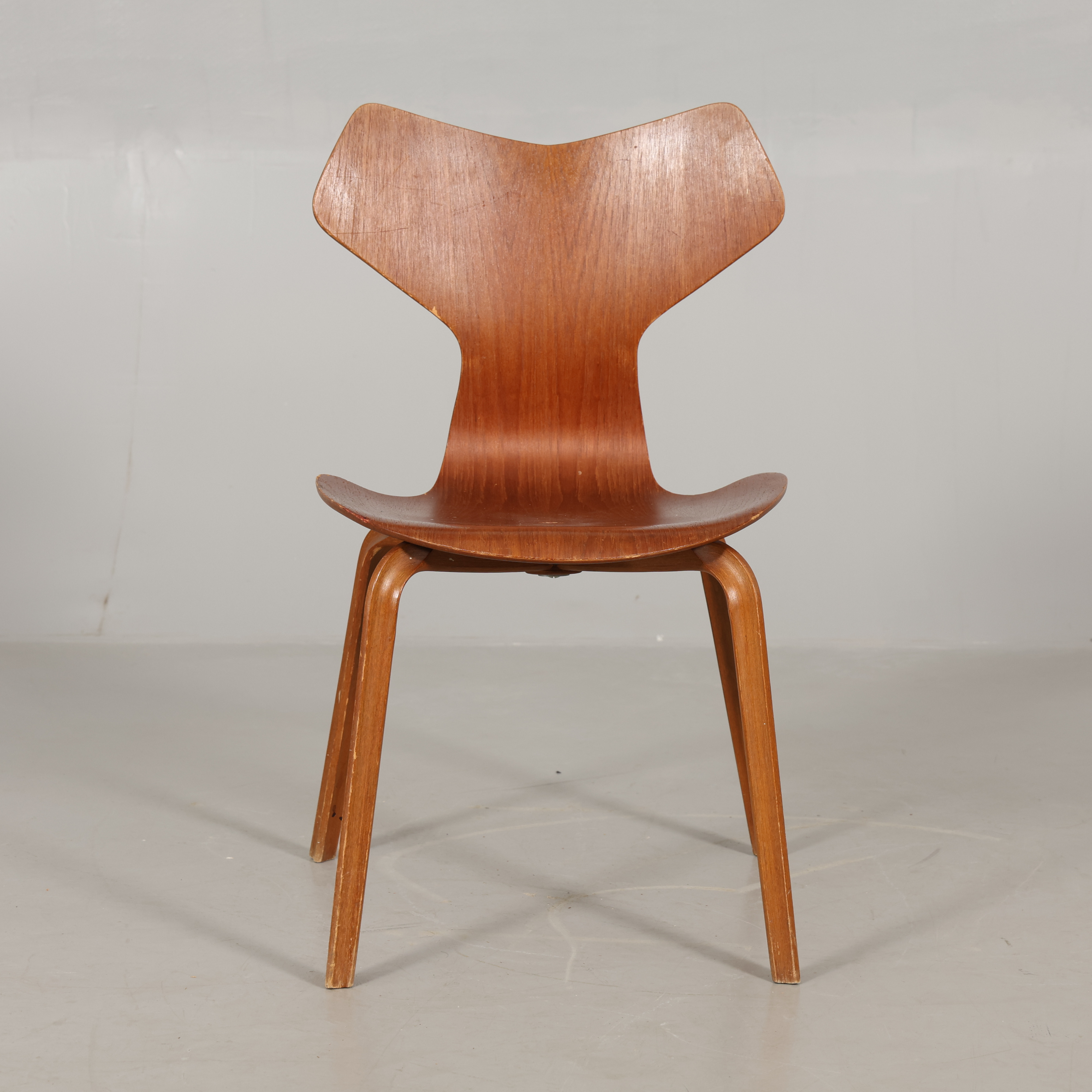 ARNE JACOBSEN. STOL "Grand Prix" Fritz Hansen.