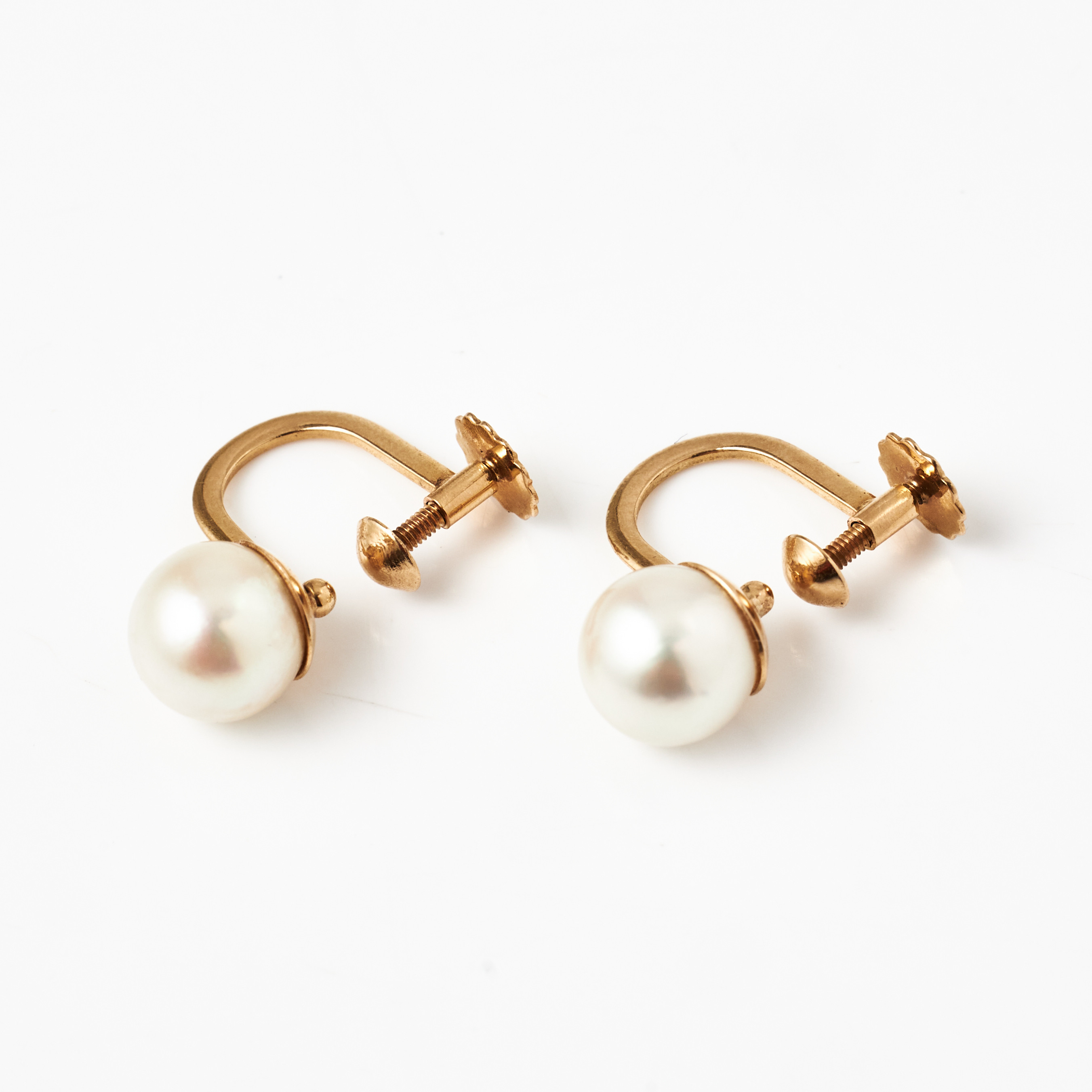 ÖRHÄNGEN, 1 par, 18 k guld, odlade saltvattenspärlor ca 7 mm, Guldvaruhuset, Stockholm 1959.