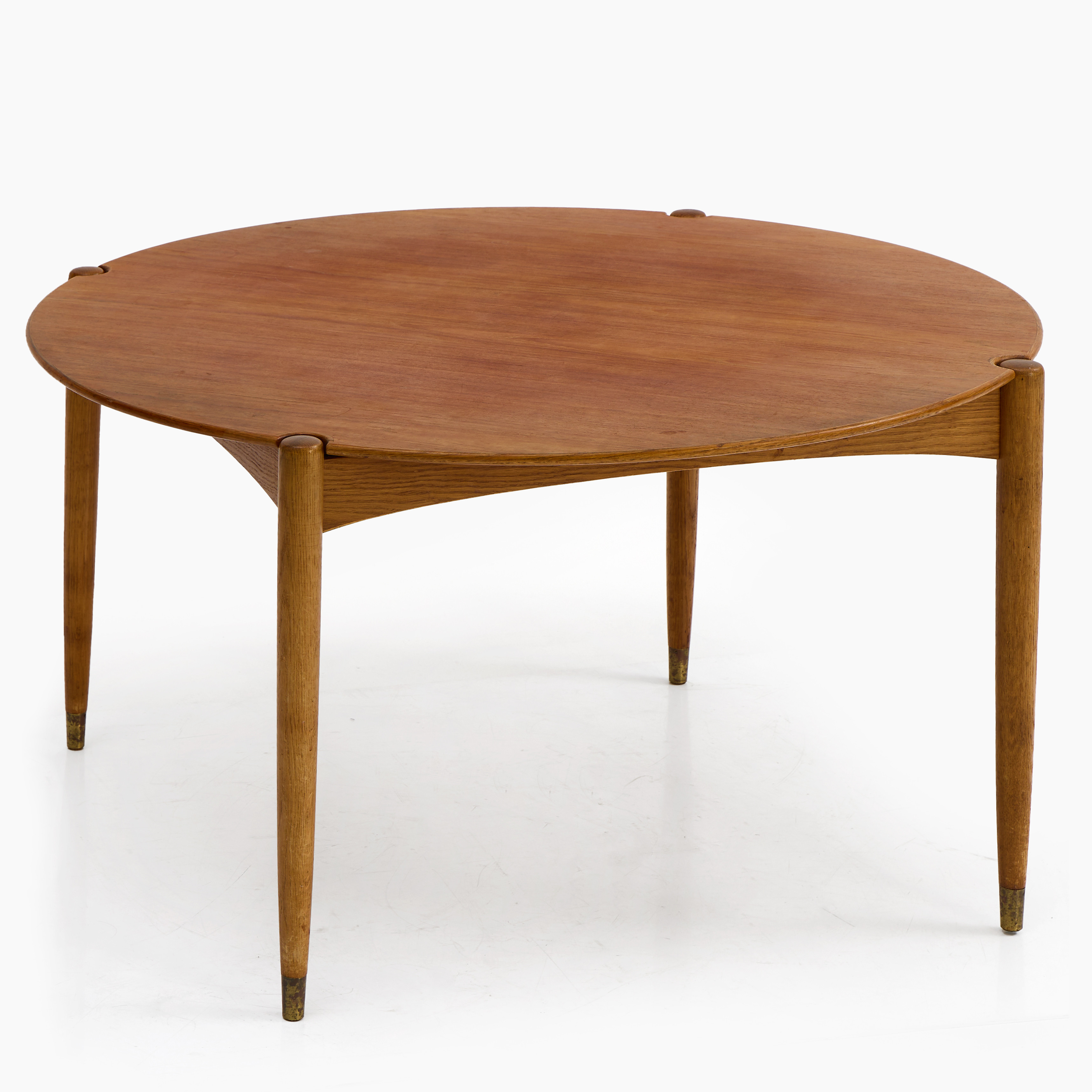 SOFFBORD, Svenska Möbelfabrikerna Bodafors, 1950/60-tal, etikettmärkt, rund skiva fanerad i teak, ben i ek med fotavslut i mässing.