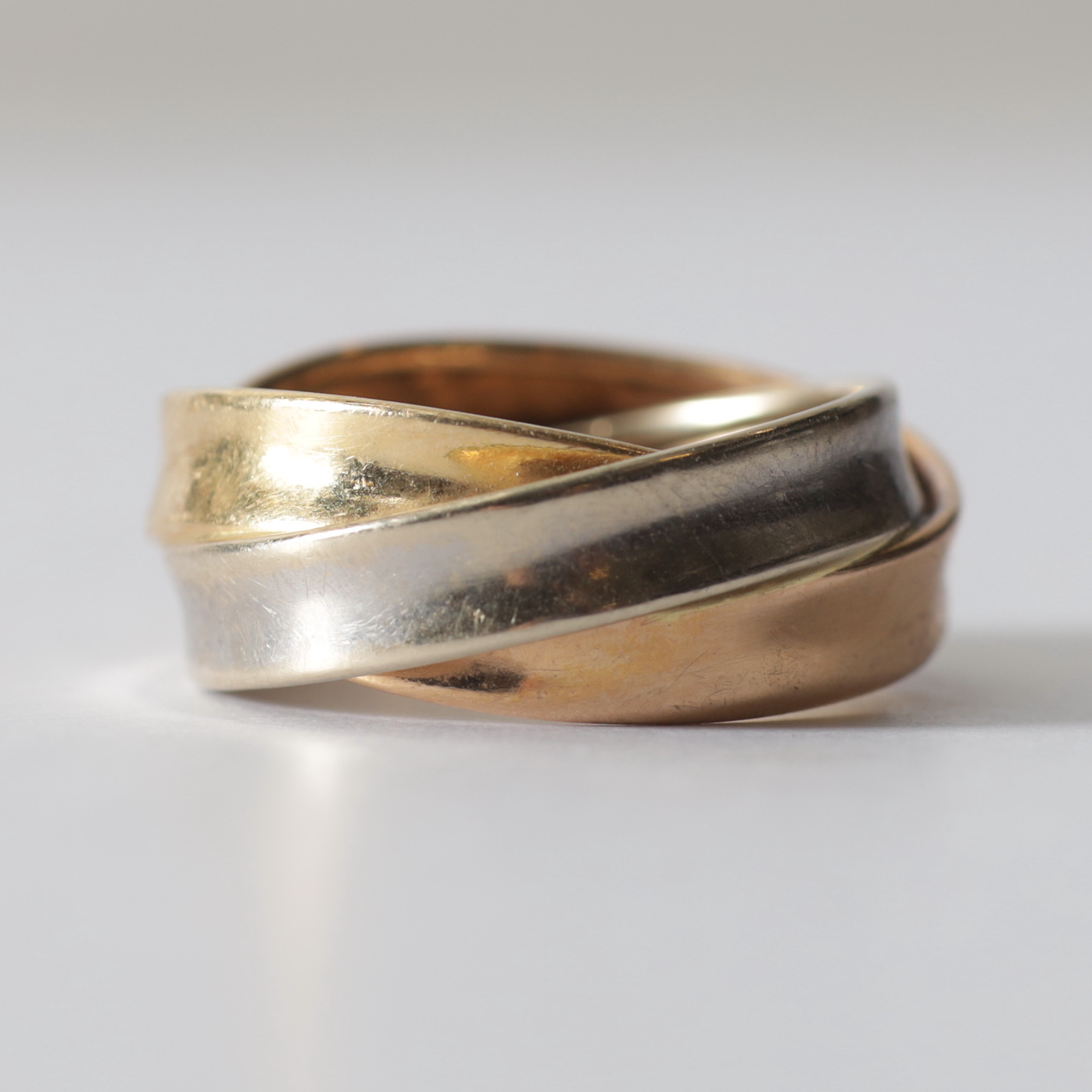 RING, 18K guld, roséguld & vitt guld, s.k. "Trois Couleurs" / "Trinity-modell". Totalvikt ca 2,9 gram.