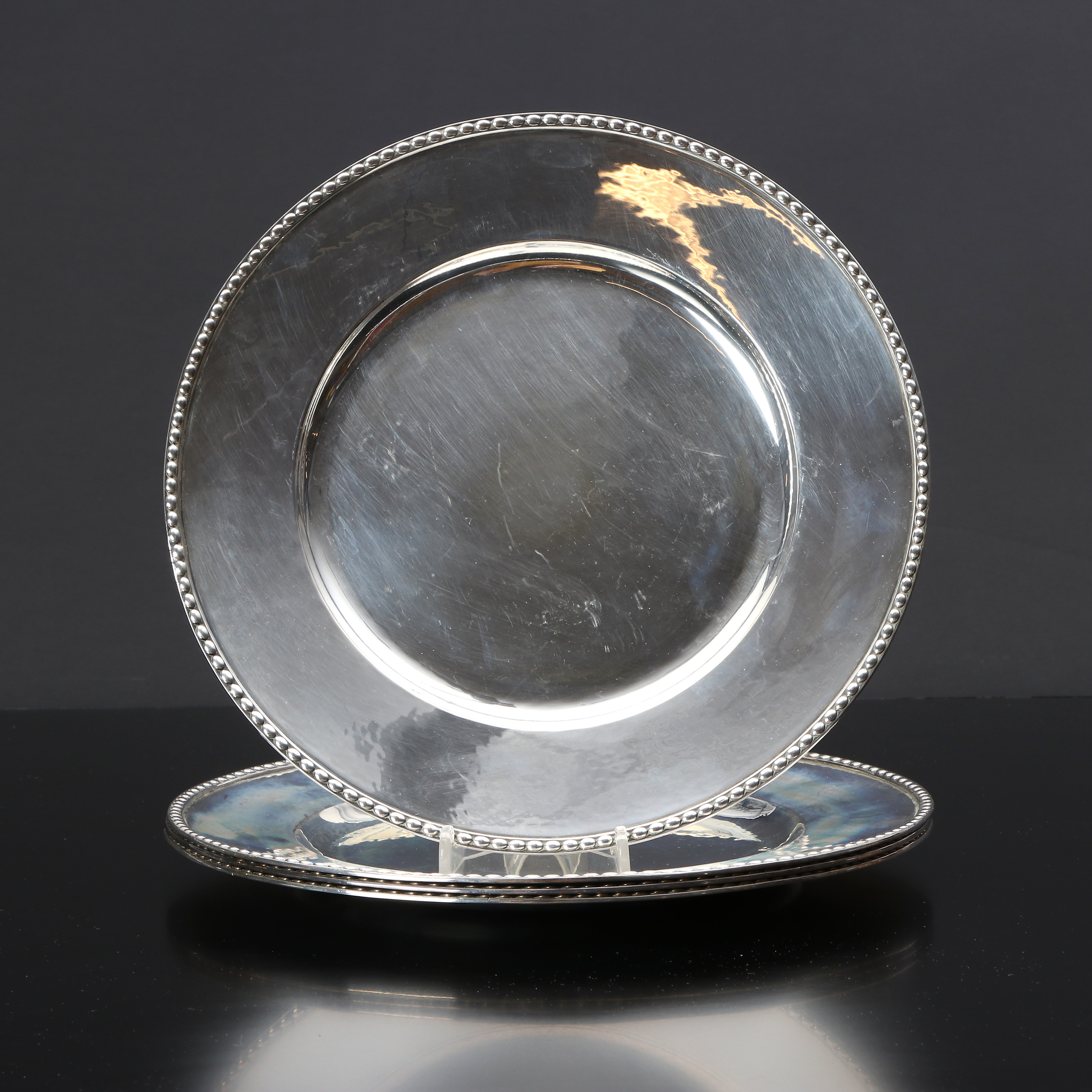 KARL ANDERSSON, KUVERTTALLRIKAR, FYRA ST. Silver. Stockholm, 1950. Vikt ca 1900 gram.