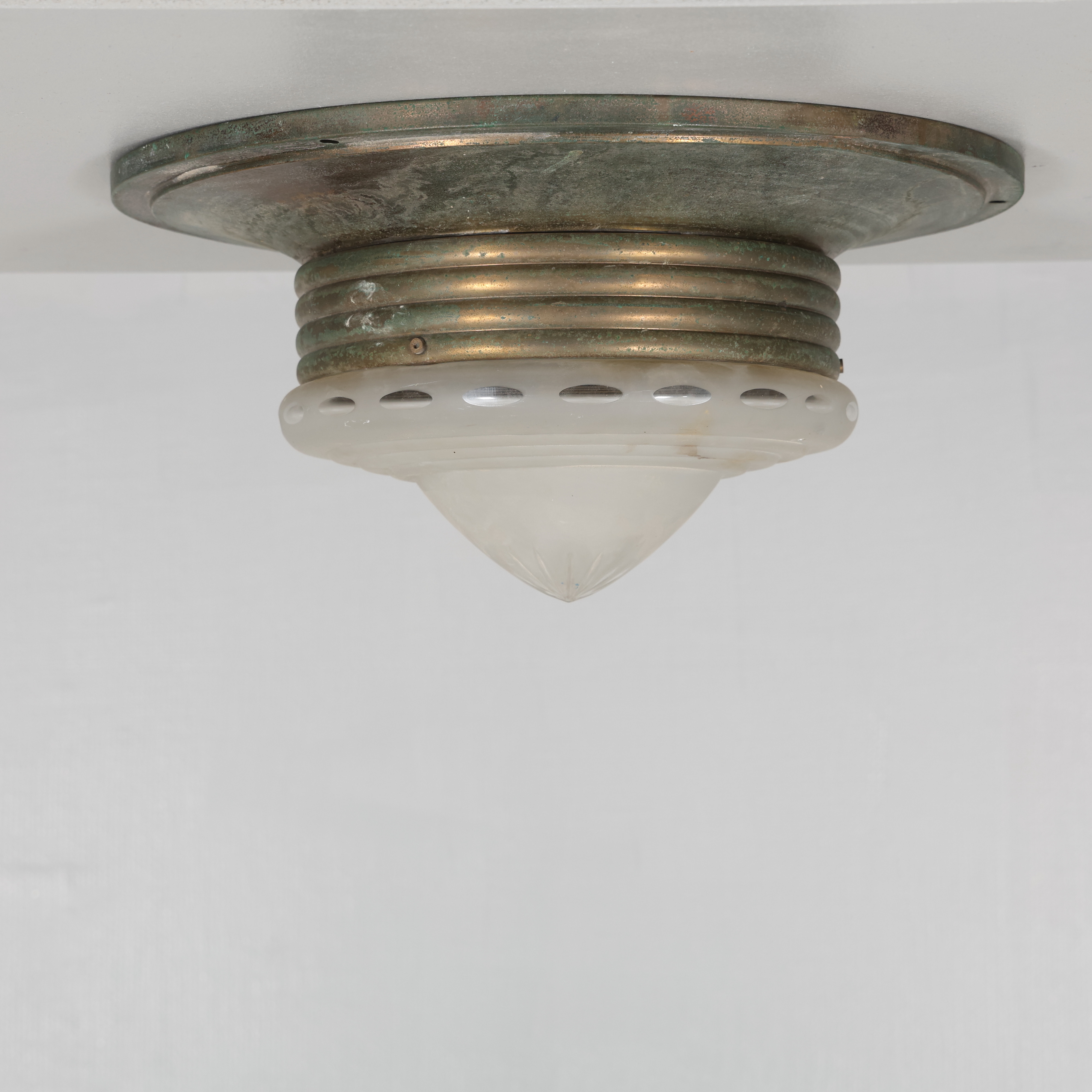 TAKPLAFOND koppar/ opalglas 1900-talets första hälft.