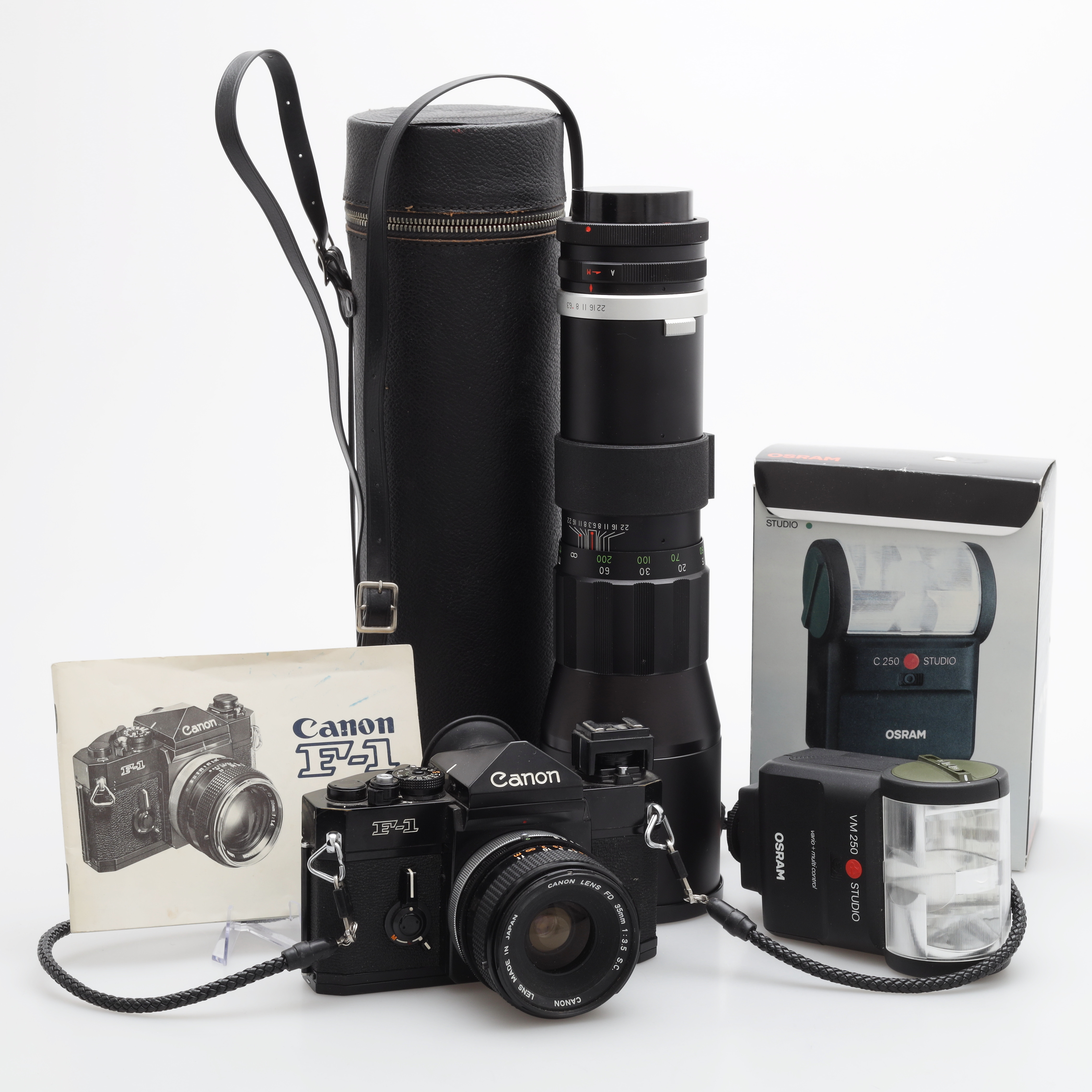 KAMERAUTRUSTNING, analog, Canon F-1 med objektiv och blixt, 1970-tal.