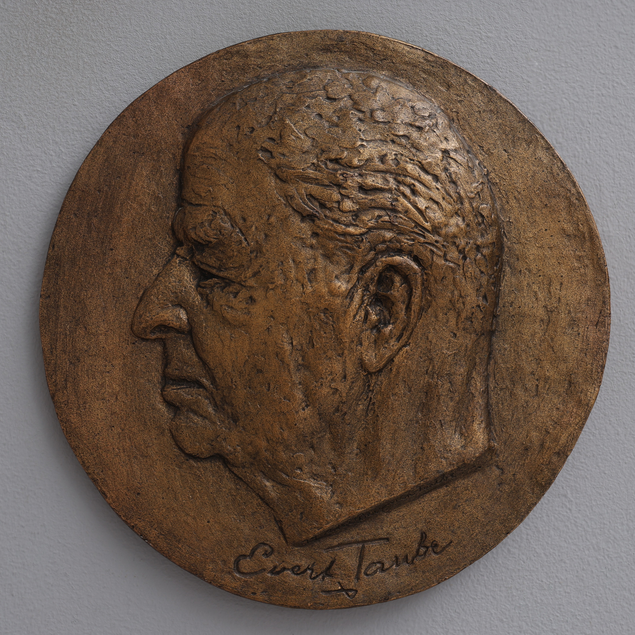 ASTRI BERGMAN-TAUBE. VÄGGRELIEF, BRONSPATINERAD KONSTMASSA, FÖRESTÄLLANDE EVERT TAUBE, SVENSKA MEDALJGILLET, SIGNERAD, DATERAD -74, NUMRERAD 335/450.