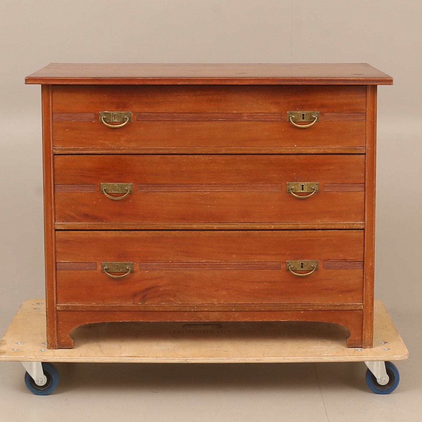 BYRÅ, trä, jugend, tidigt 1900-tal.