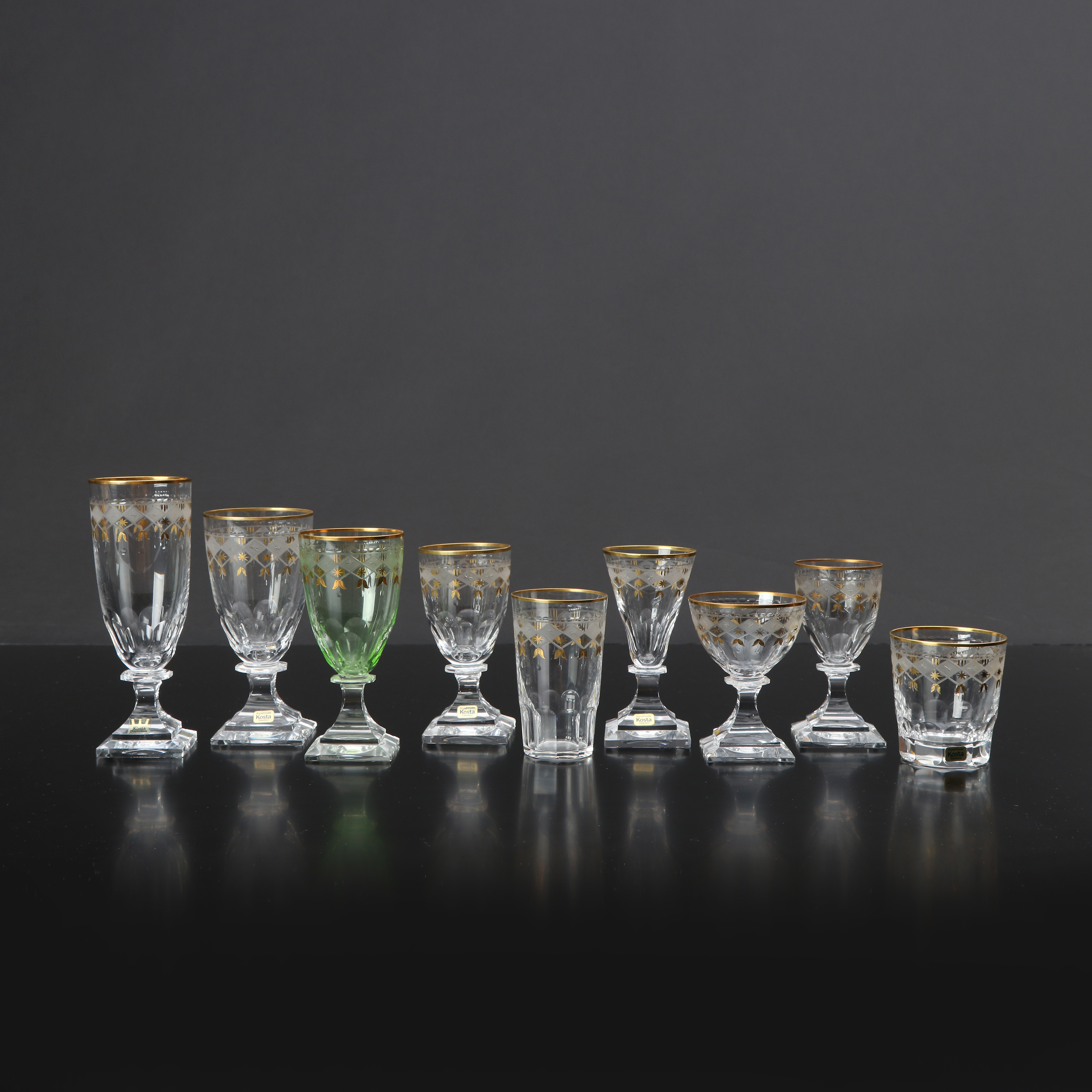 ODELBERG JUNIOR, GLASSERVIS. 125 DELAR. Glas med slipad och förgylld dekor. Kosta.