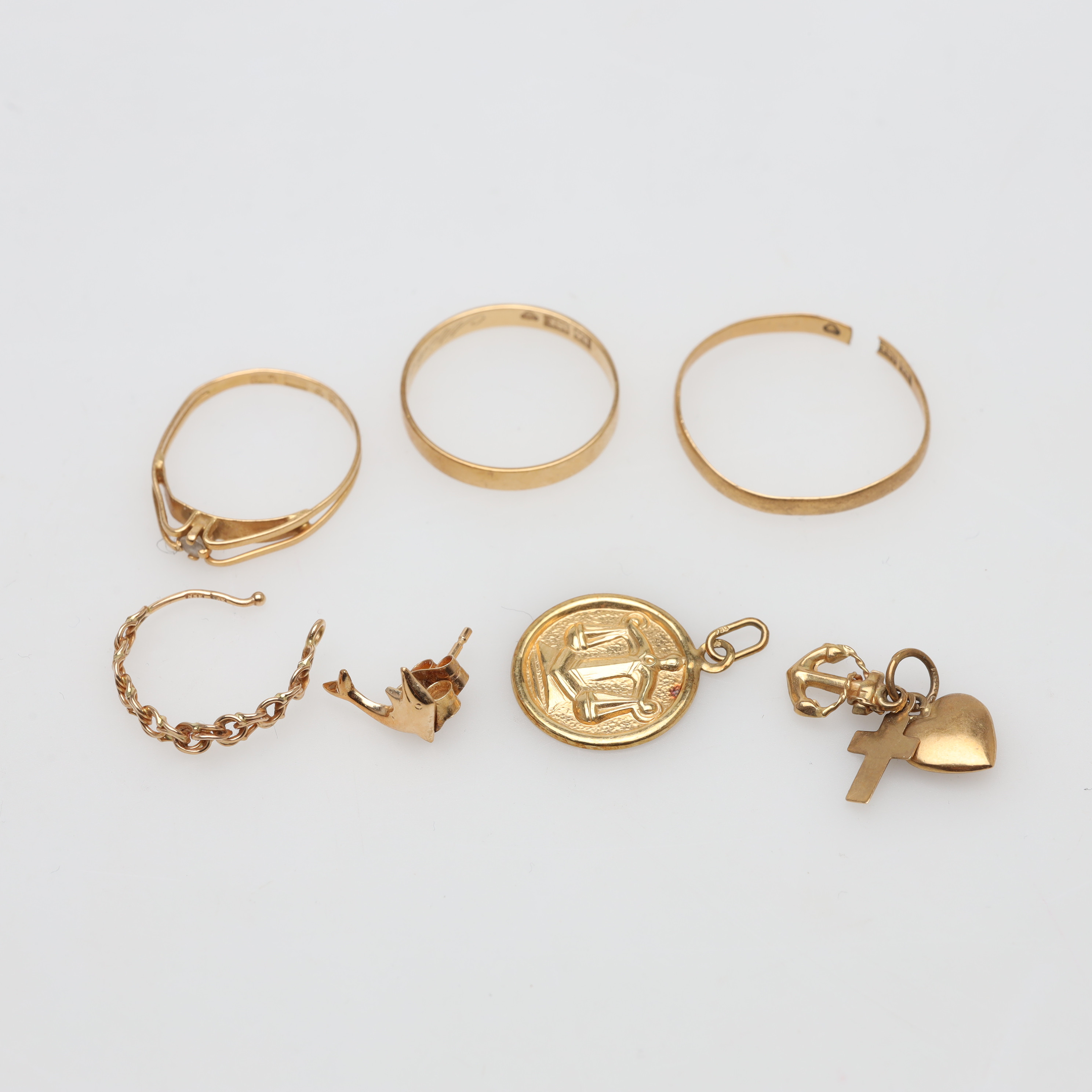 GULDFÖREMÅL 7 delar, 18K, guld, bruttovikt ca 6,3 gram.