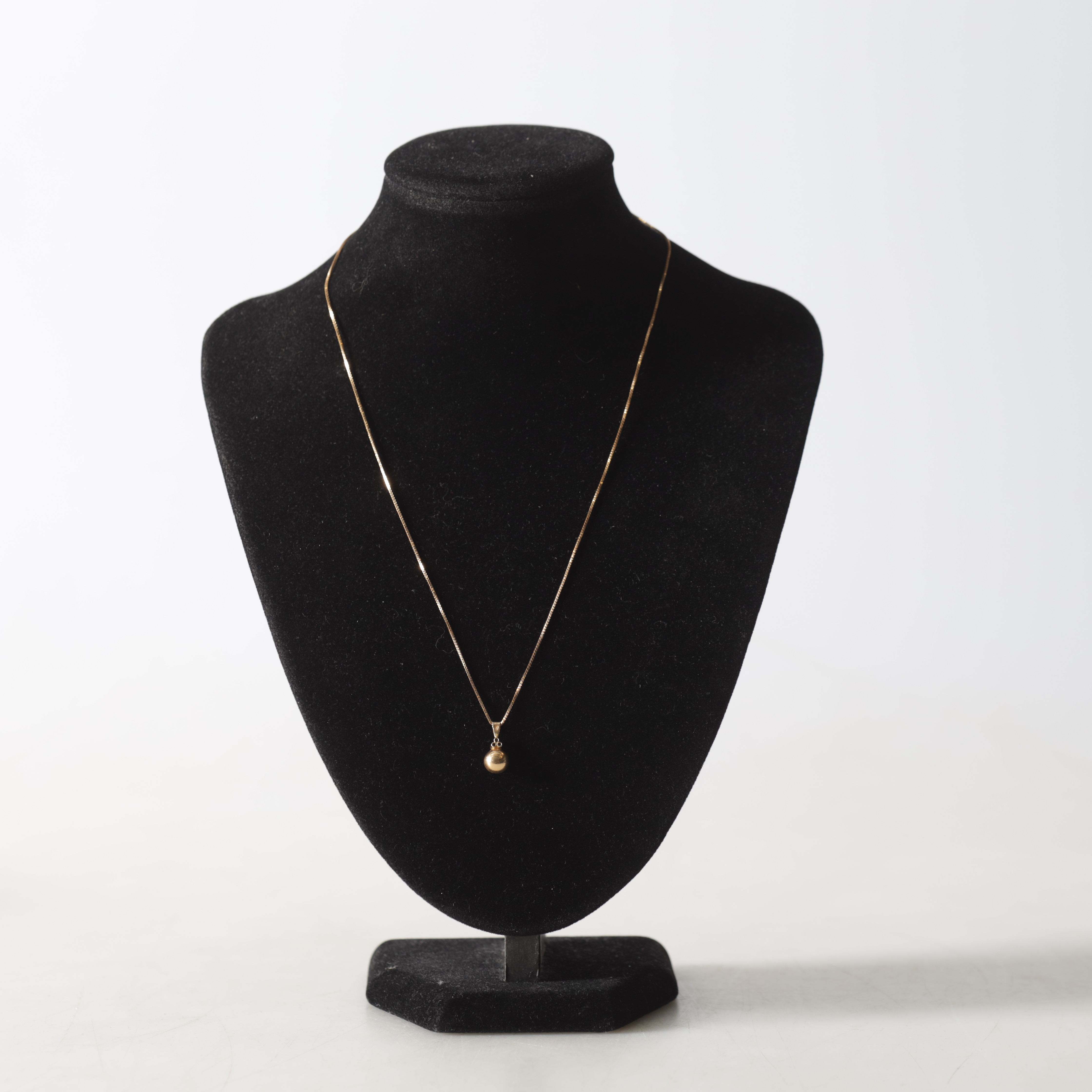 COLLIER, med hänge, 18K guld med pärla & stenar. Totalvikt ca 3 gram.
