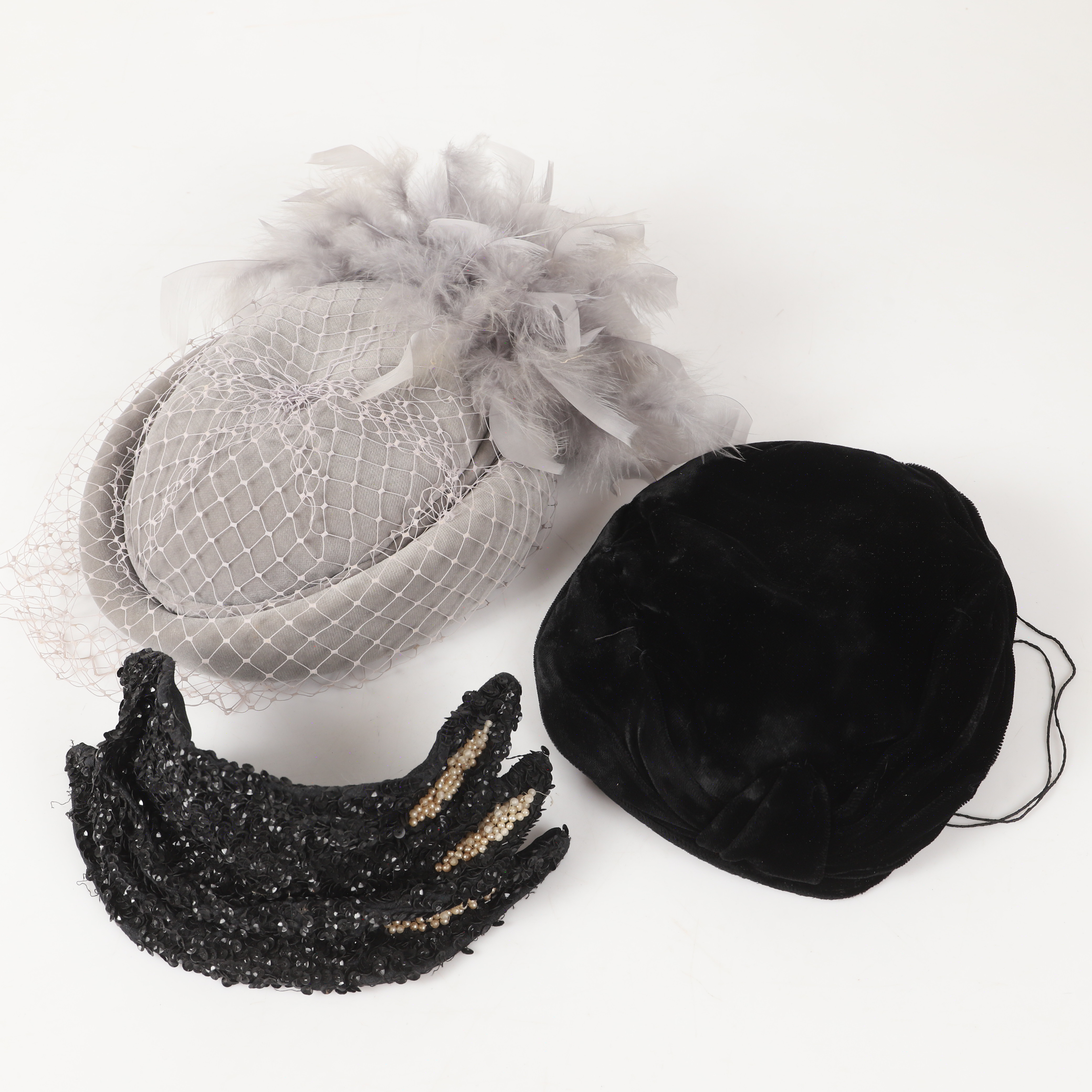 HATTAR M. M., 3 stycken dammodell, textil/paljetter m. m., tidigt 1900-tal.