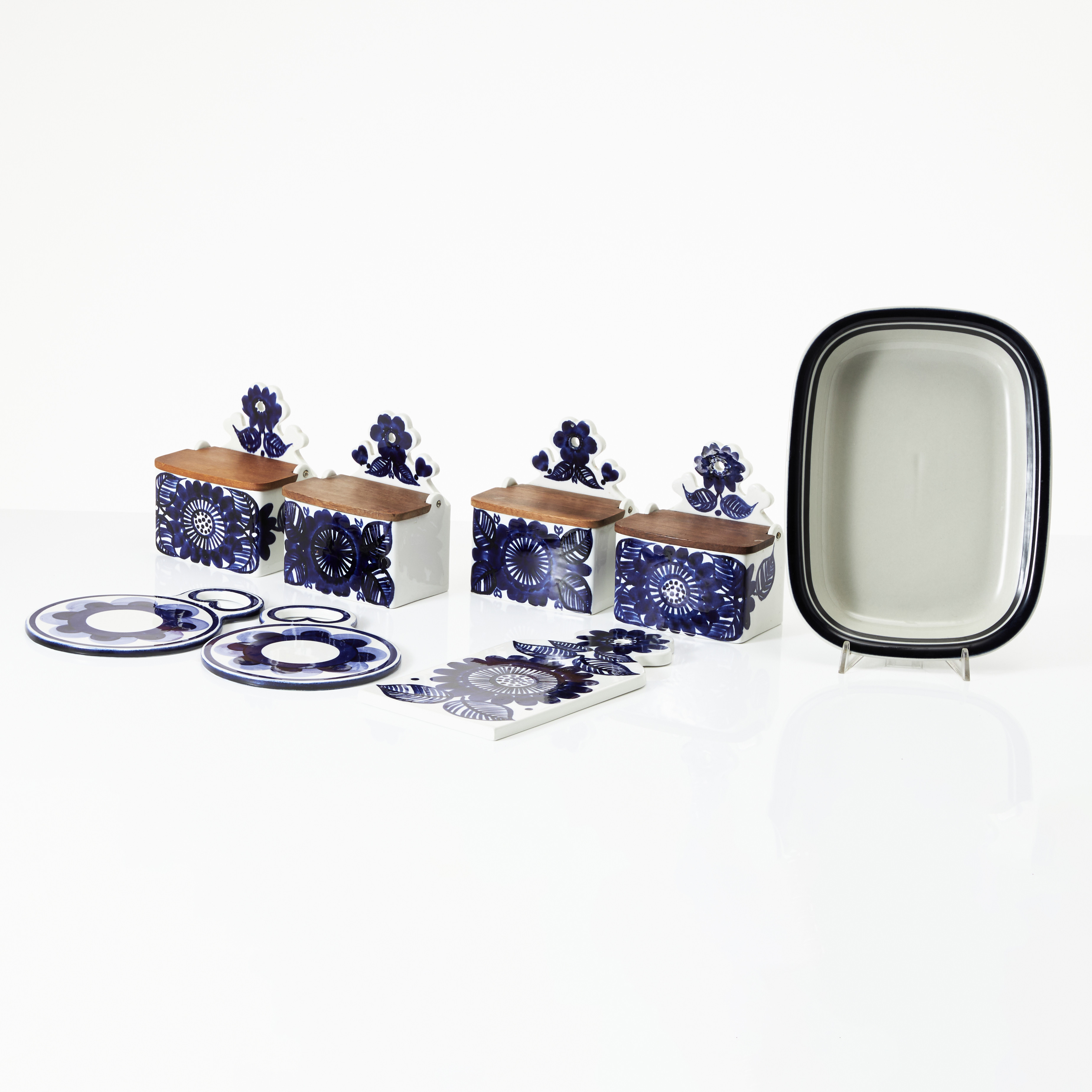 ARABIA, "Köökki" och "Paju", speceriburkar med lock i teak, 4 st, underlägg 1+2, Gunvor Olin-Grönqvist respektive Anja Jaatinen-Winquist, Finland.