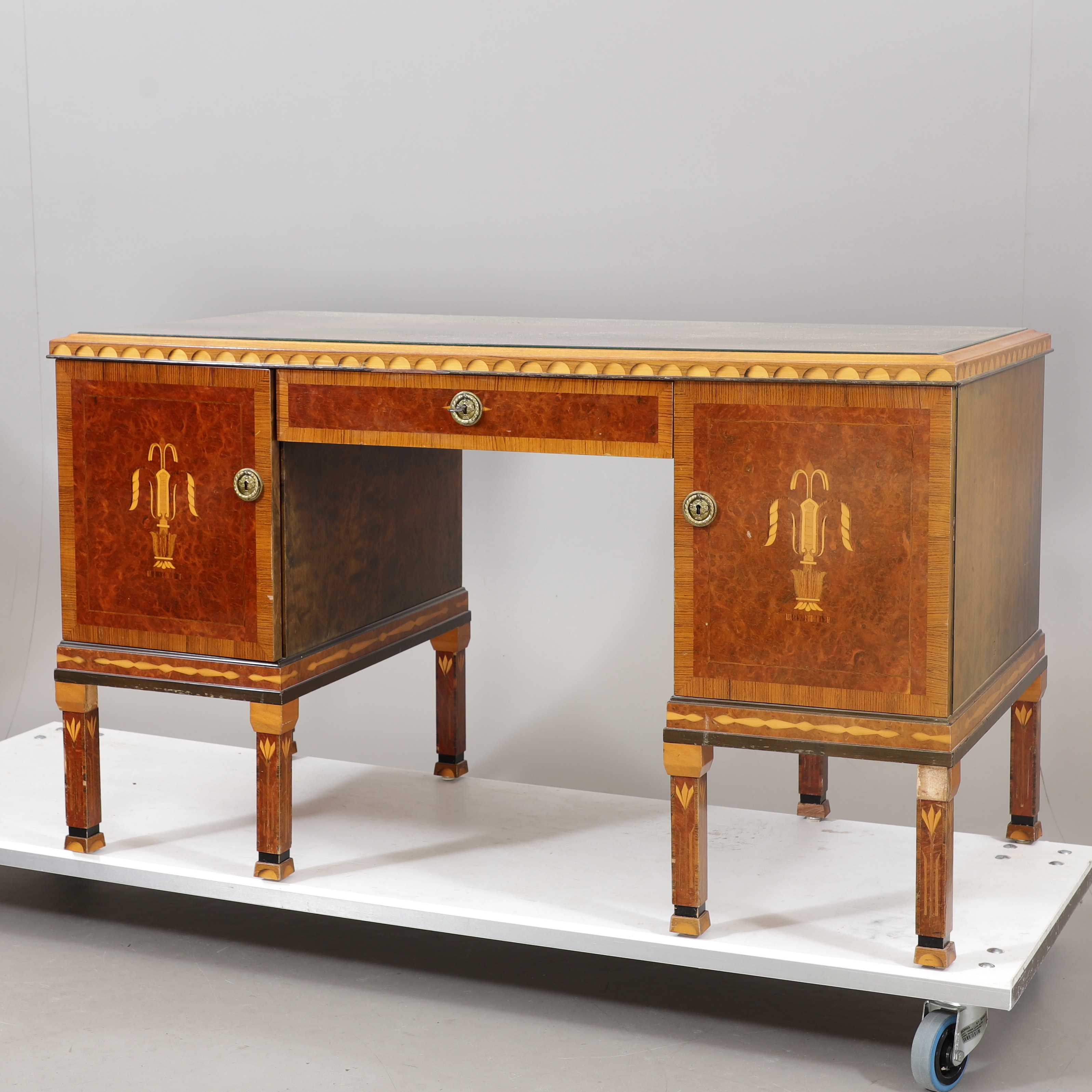 SKRIVBORD med intarsia, swedish grace, 1900-talets första hälft.