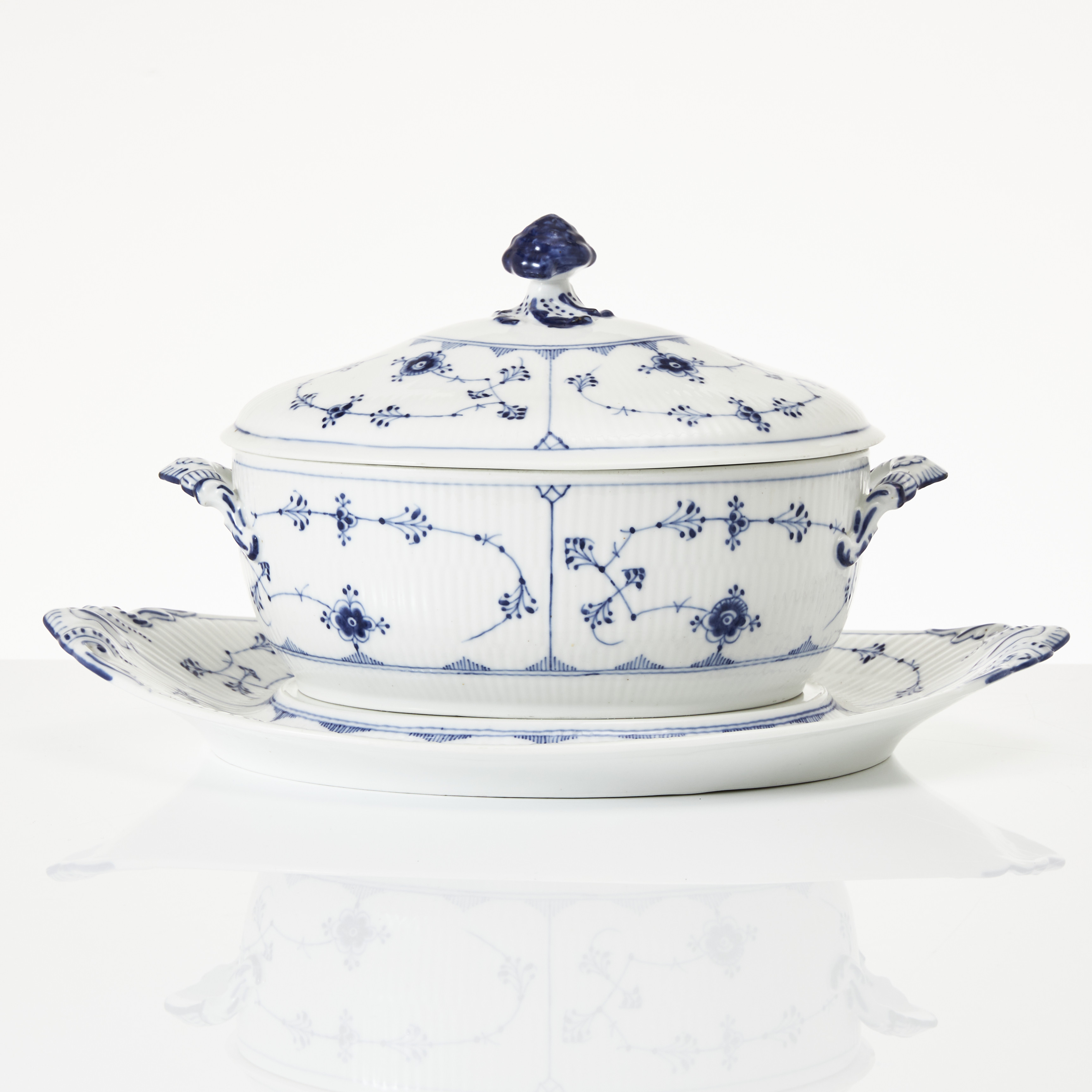 ROYAL COPENHAGEN. 2 dlr, "Musselmalet", terrin på fat med lock (214) samt (217), porslin, Danmark.