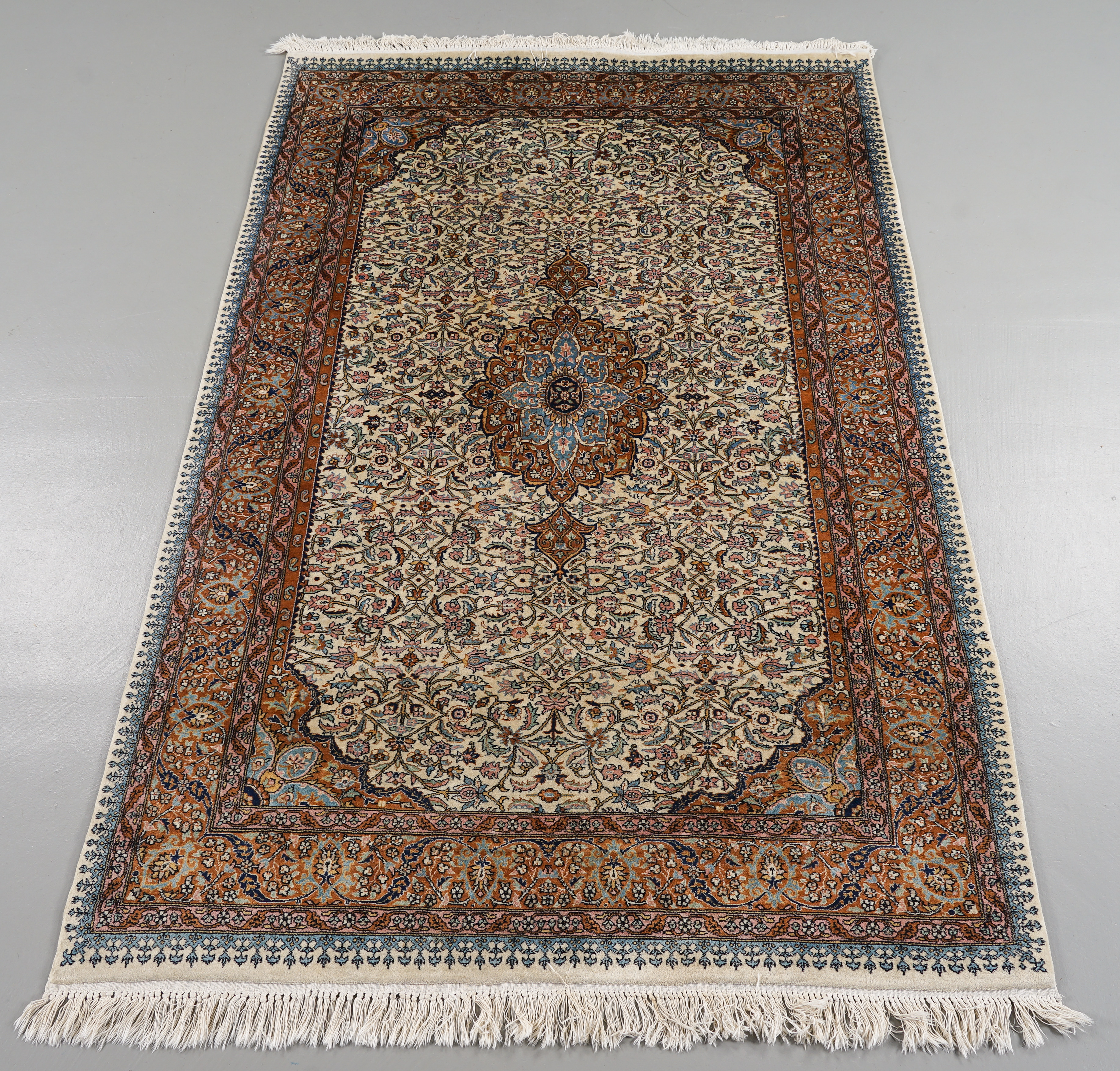 MATTA Isfahanmönstrad, Pakistan, handknuten, 215x140 cm.