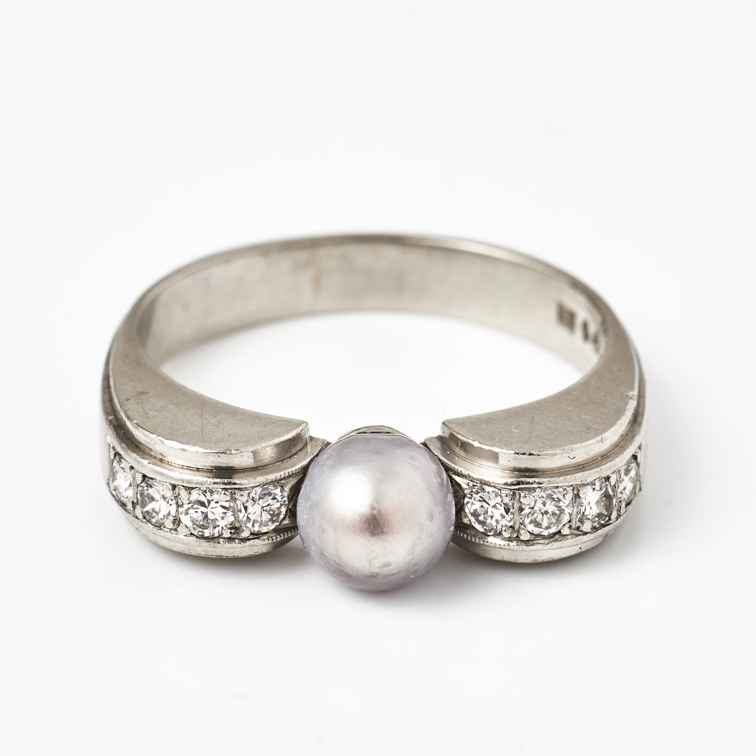 W.A.BOLIN, ring, platina, dekor med grå odlad saltvattenspärla ca 6,2 mm, 4 briljanter ner i skena på vardera sida, totalt ca 0,32 ct., Stockholm 1946.
