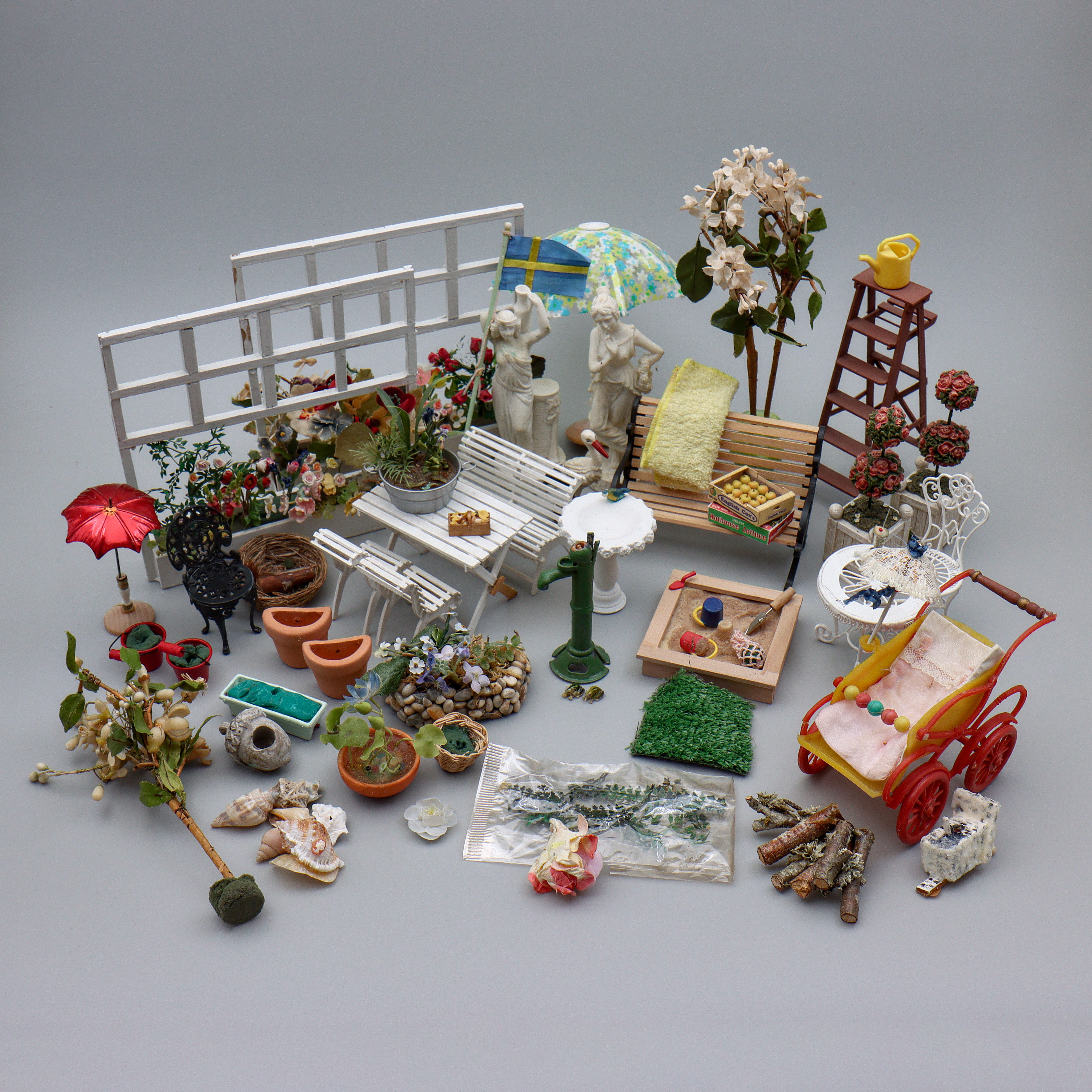 DOCKSKÅPSMÖBLER "TRÄDGÅRD, STATYER, STEGE, BLOMSTER", MÖBLER, VÄXTER OCH BLOMMOR, SAMT DIVERSE TILLBEHÖR, 1900-TAL.