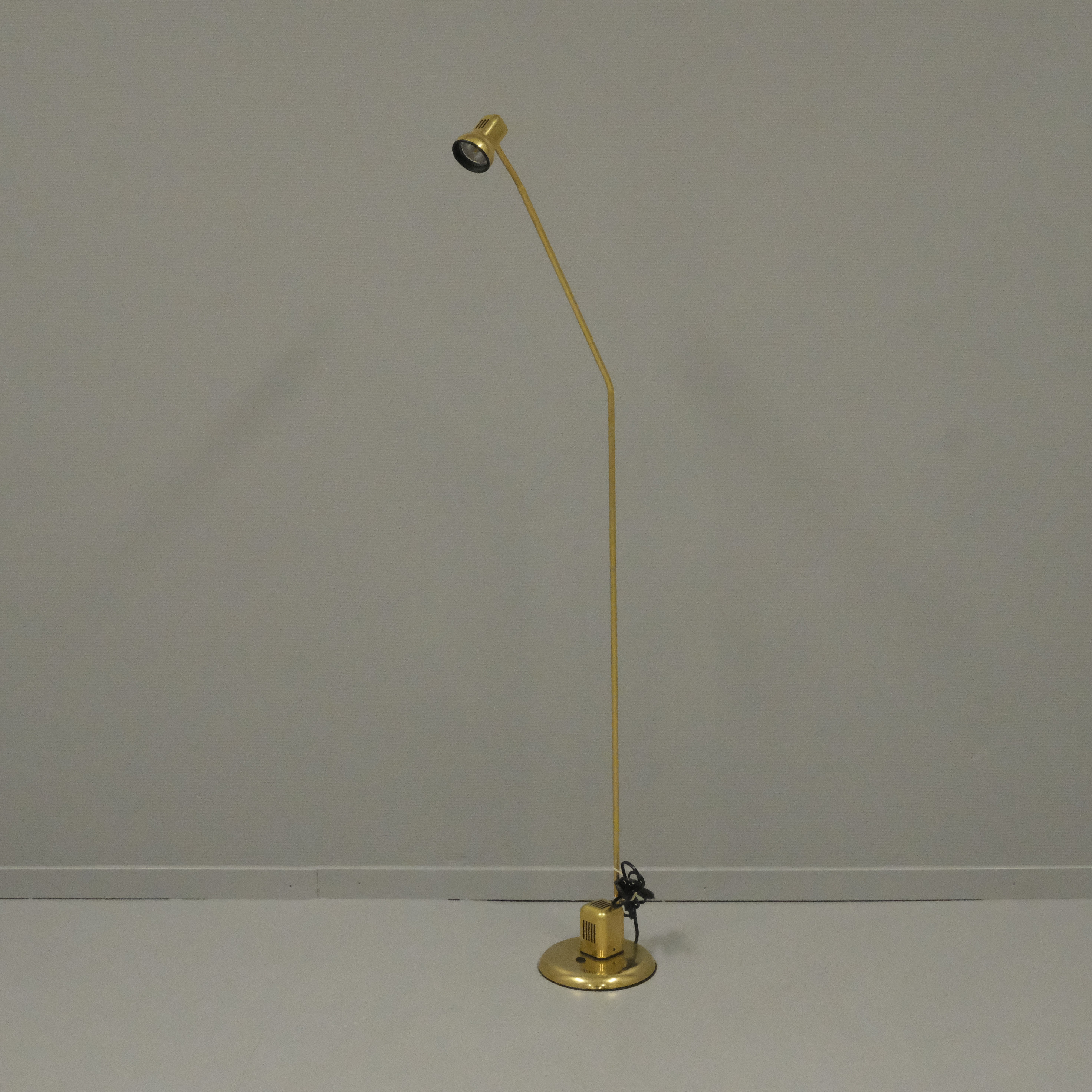 GOLVLAMPA, MÄSSING, VRIELAND DESIGN, HOLLAND.