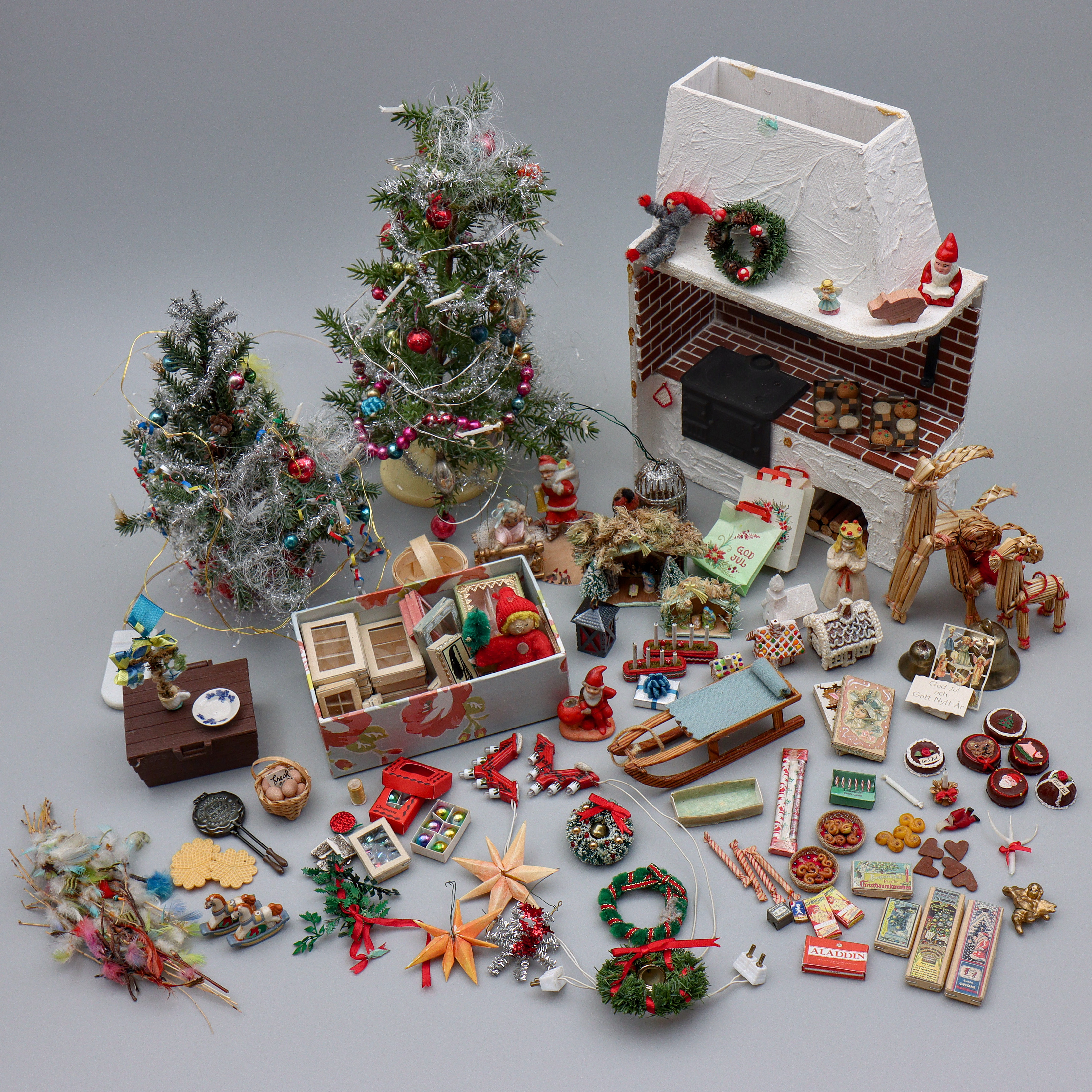 DOCKSKÅPSMÖBLER "JULAFTON & JULPYNT, HÖGTIDER", MÖBLER SAMT DIVERSE TILLBEHÖR, 1900-TAL.