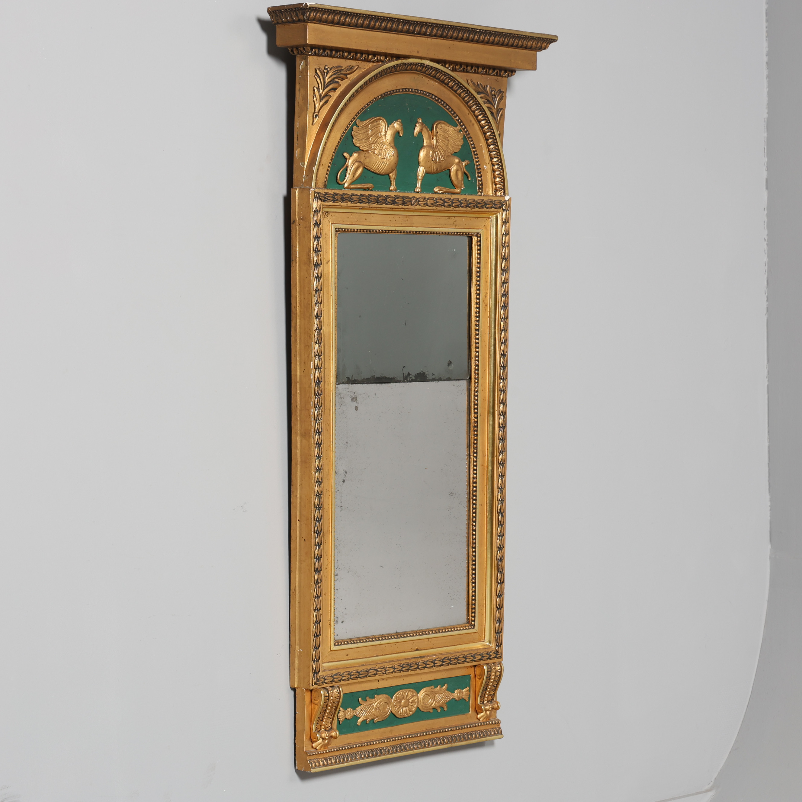 SPEGEL, empire, 1800-talets första hälft, förgylld samt bemålad träram.