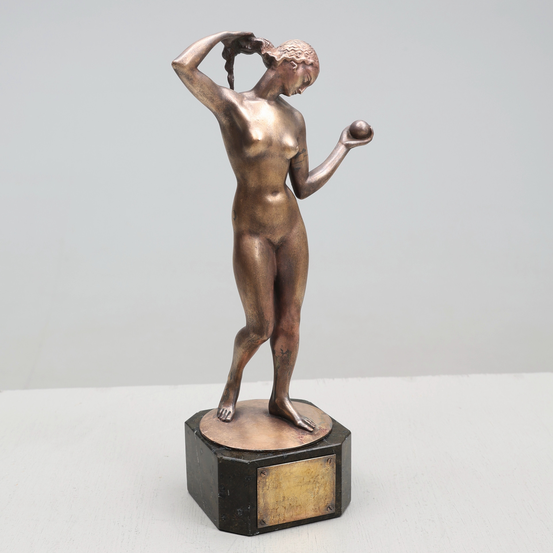 SKULPTUR, ALLMANN ALBERT. Flirtig kvinnlig naken, omkring 1930, brons på marmorfot.