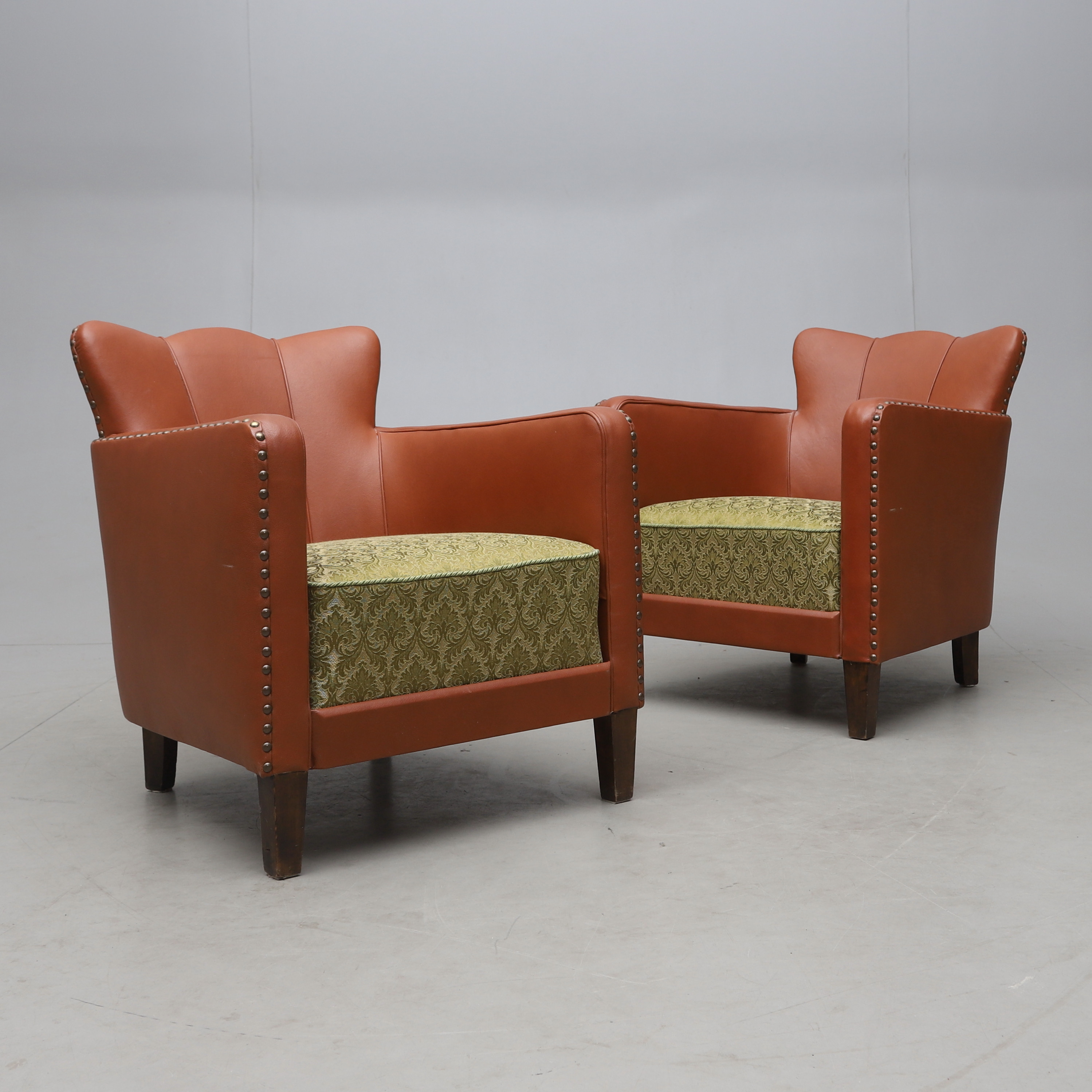 CLUBFÅTÖLJER, ett par, 1930/40-tal.