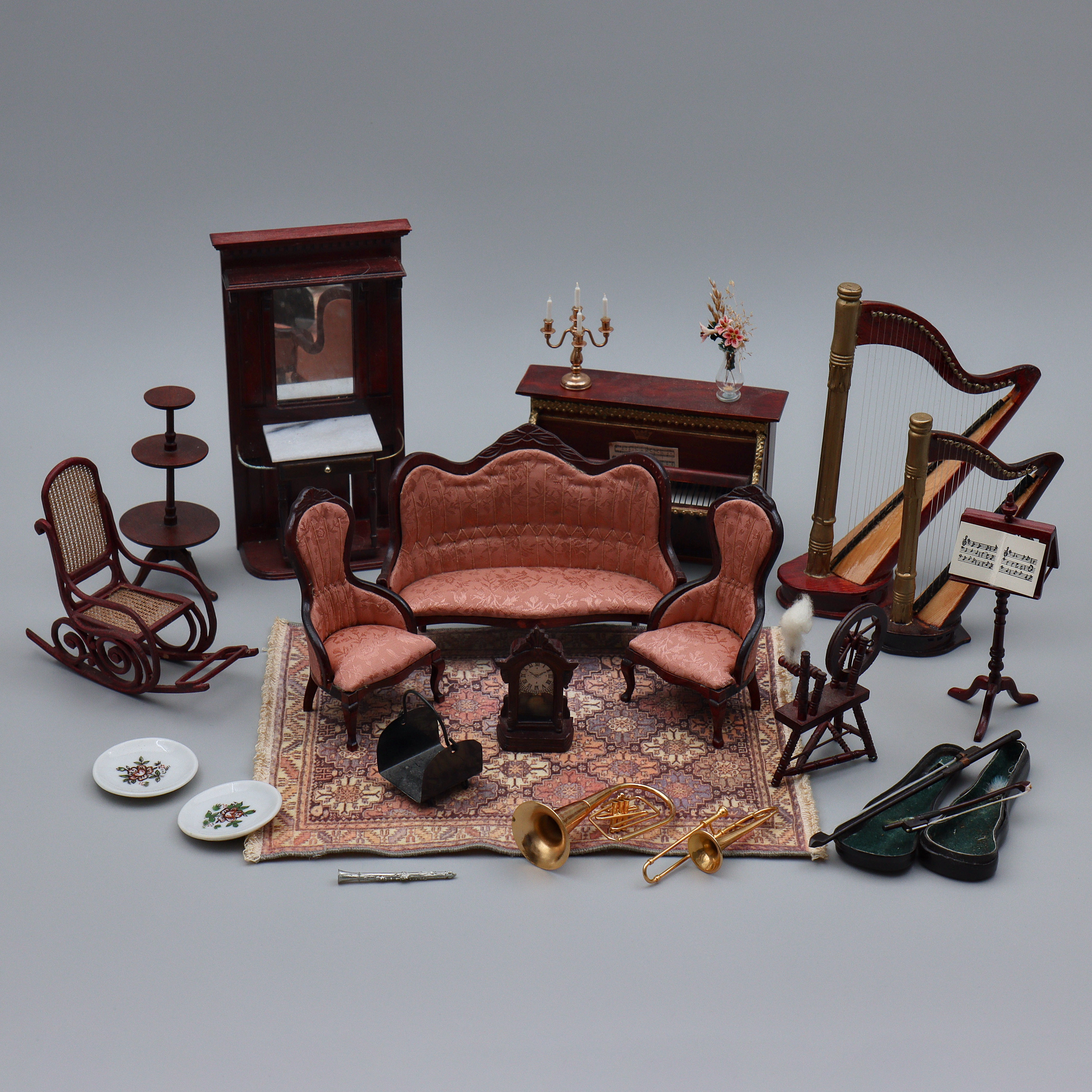 DOCKSKÅPSMÖBLER "VARDAGSRUM & INSTRUMENT, GUNGSTOL THONET, HARPOR, NOTSTÄLL", MÖBLER SAMT DIVERSE TILLBEHÖR, 1900-TAL.