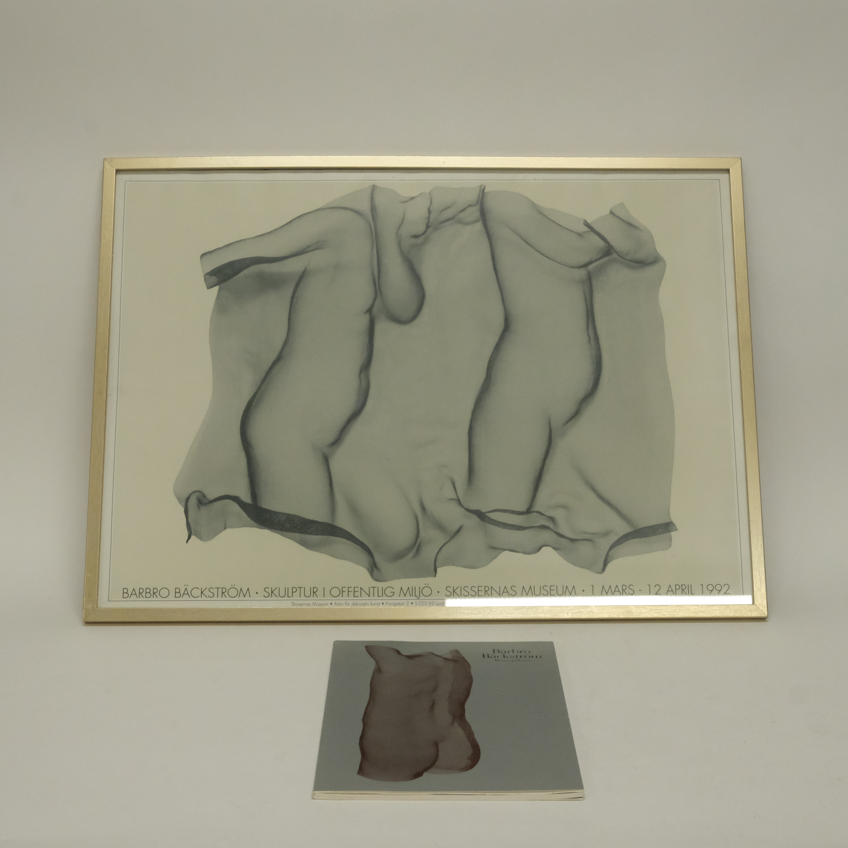 UTSTÄLLNINGSPLANSCH, BARBRO BÄCKSTRÖM, SKISSERNAS MUSEUM 1992 SAMT BOK.