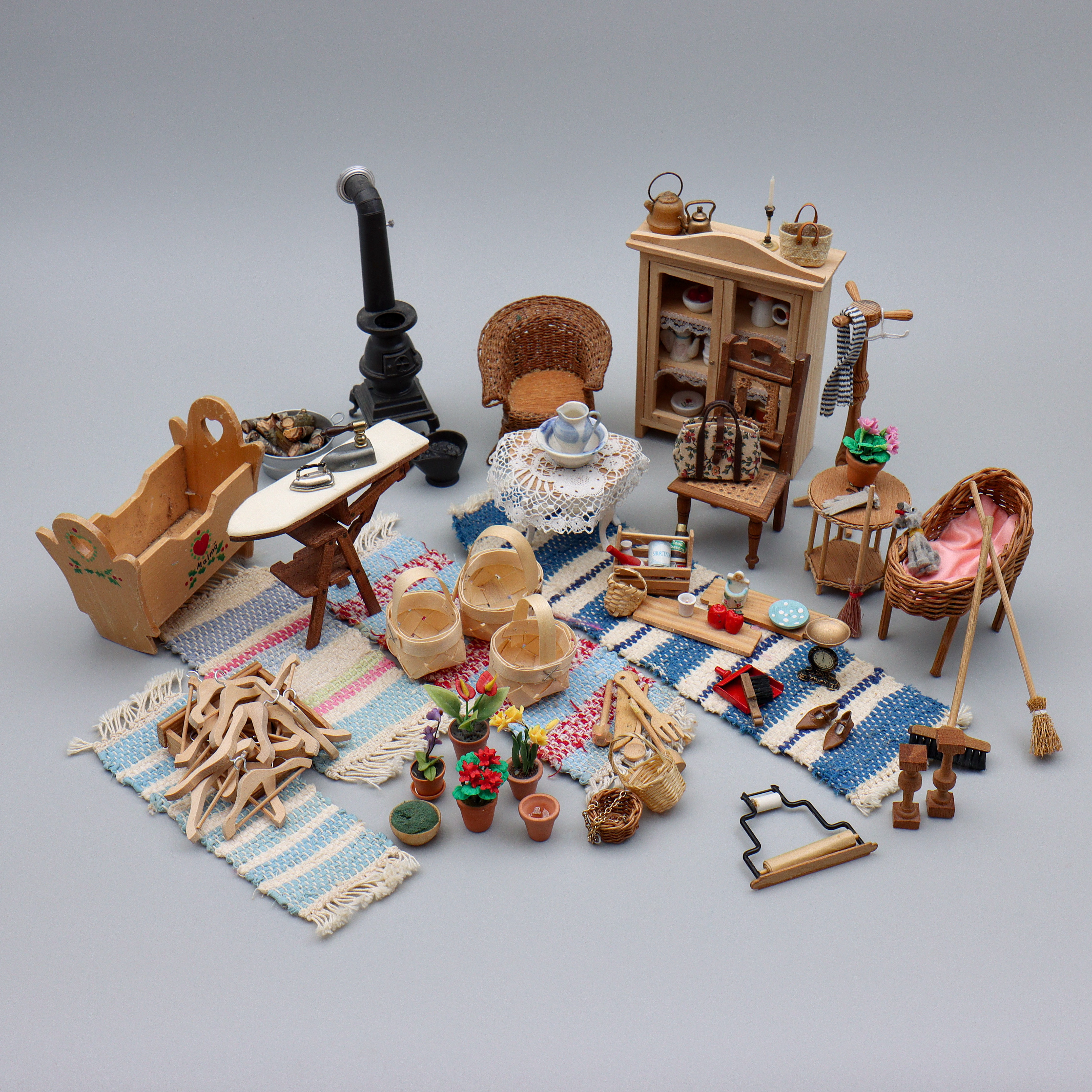 DOCKSKÅPSMÖBLER "LANTLIG STIL, LANTHANDEL, ALLMOGE", MÖBLER SAMT DIVERSE TILLBEHÖR, 1900-TAL.