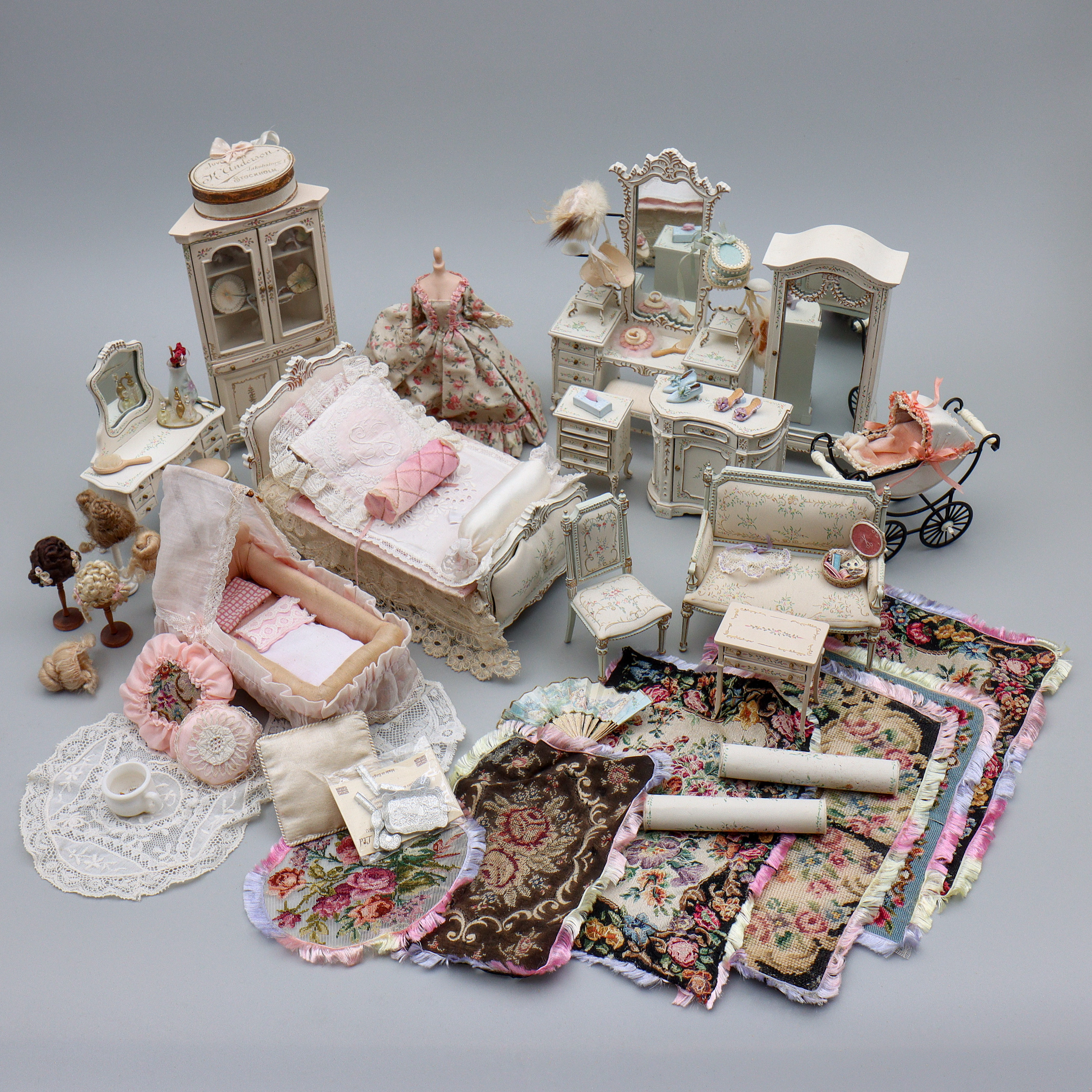 DOCKSKÅPSMÖBLER "SOVRUM I ROKOKO, PERUKER, GUSTAVIANSKT", MÖBLER SAMT DIVERSE TILLBEHÖR, 1900-TAL.