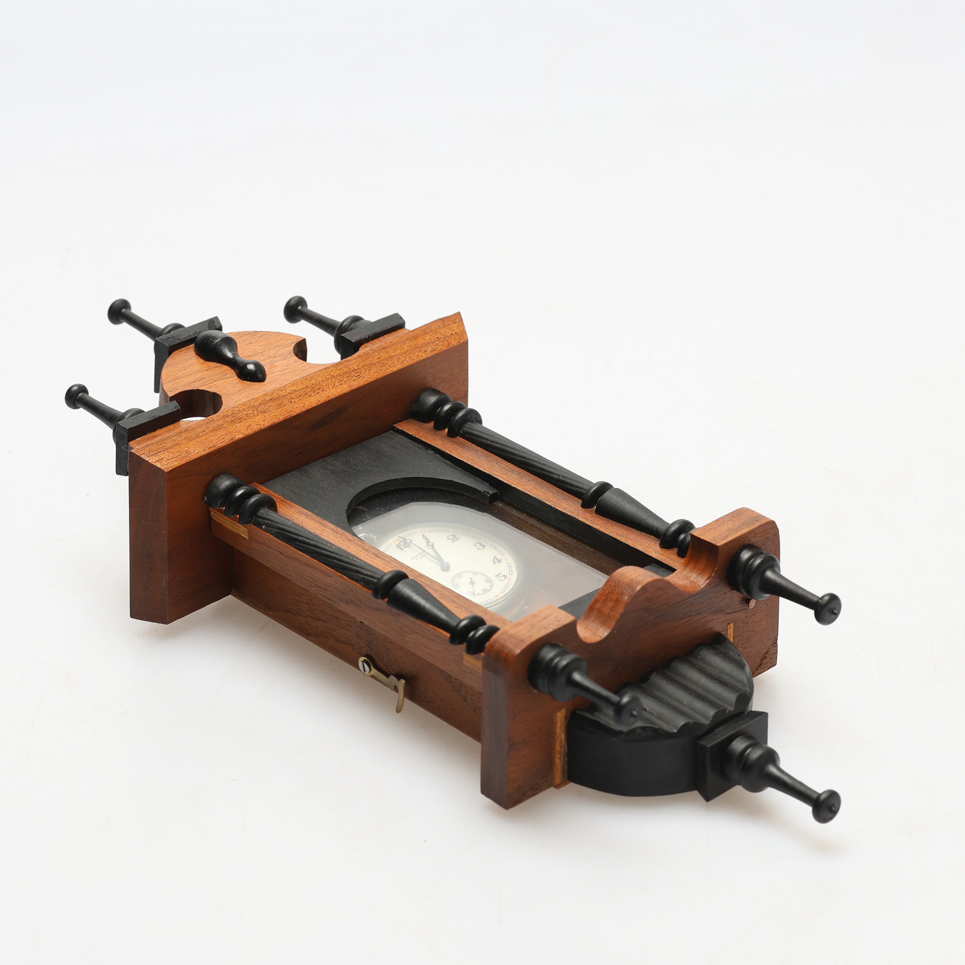 FICKUR i silver, med ställ i trä, 1900-talets första hälft.