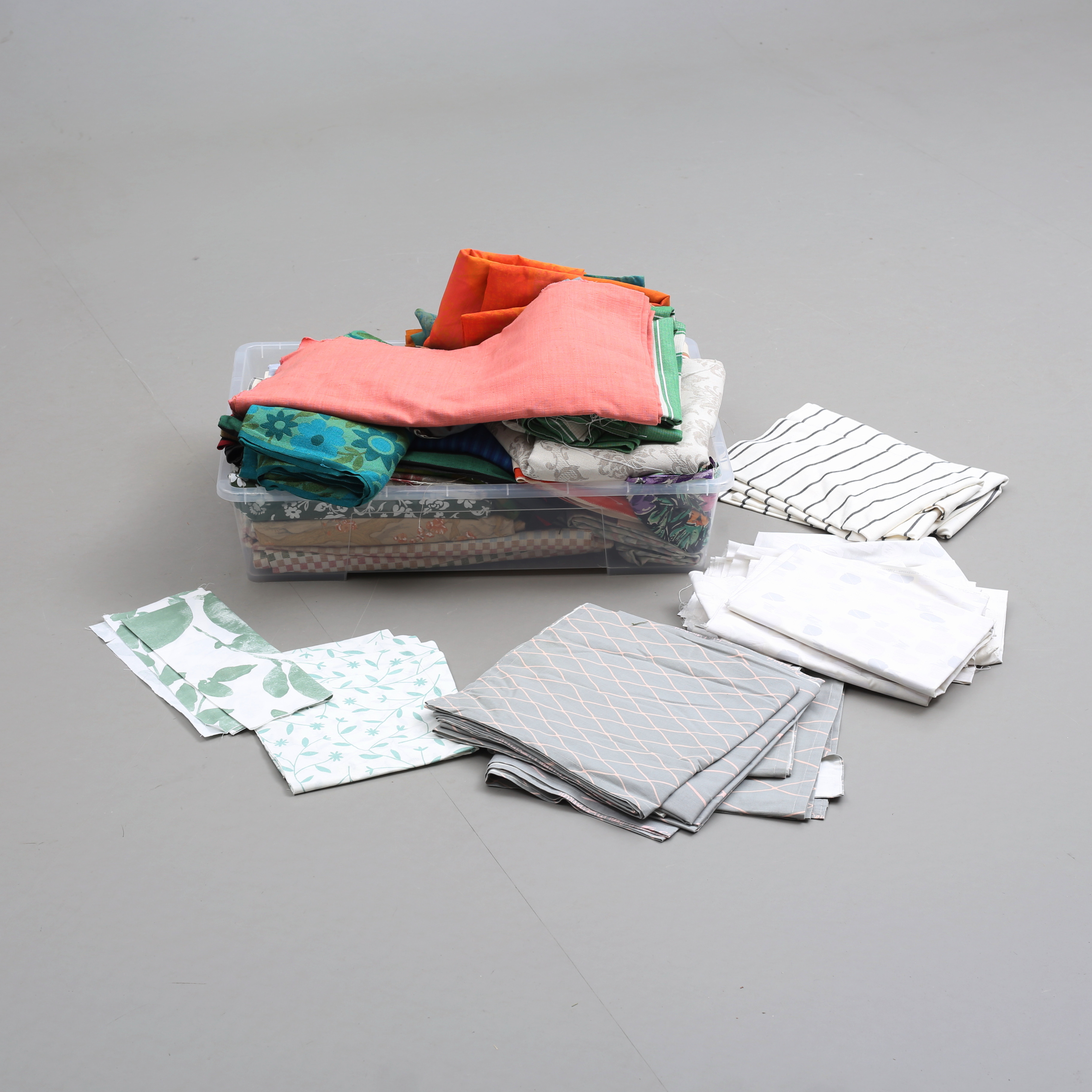 GARDINER samt METERVARA, bomull och konstmaterial, stort parti.