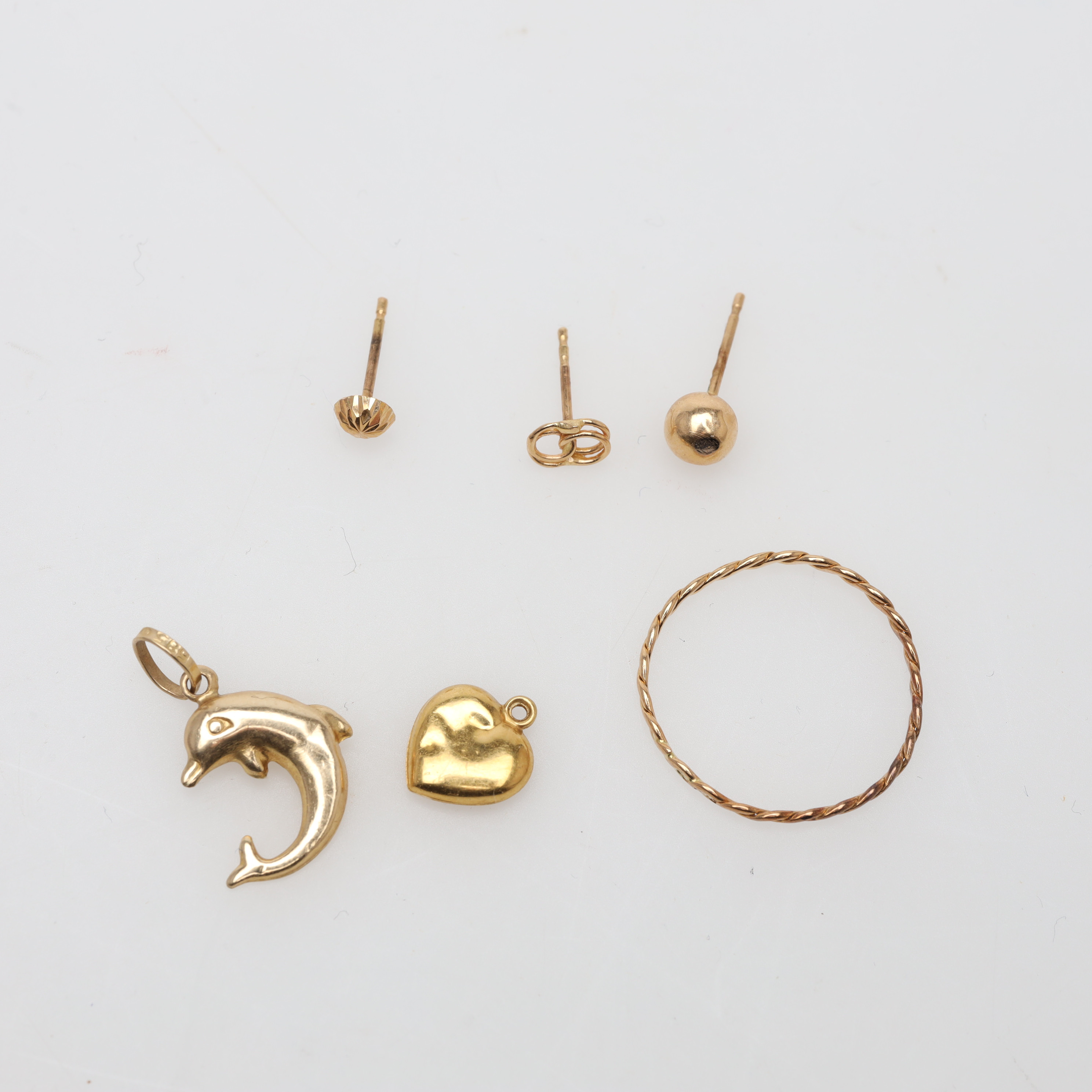 GULDFÖREMÅL 6 delar 14/18K guld, bruttovikt ca 1,8 gram.