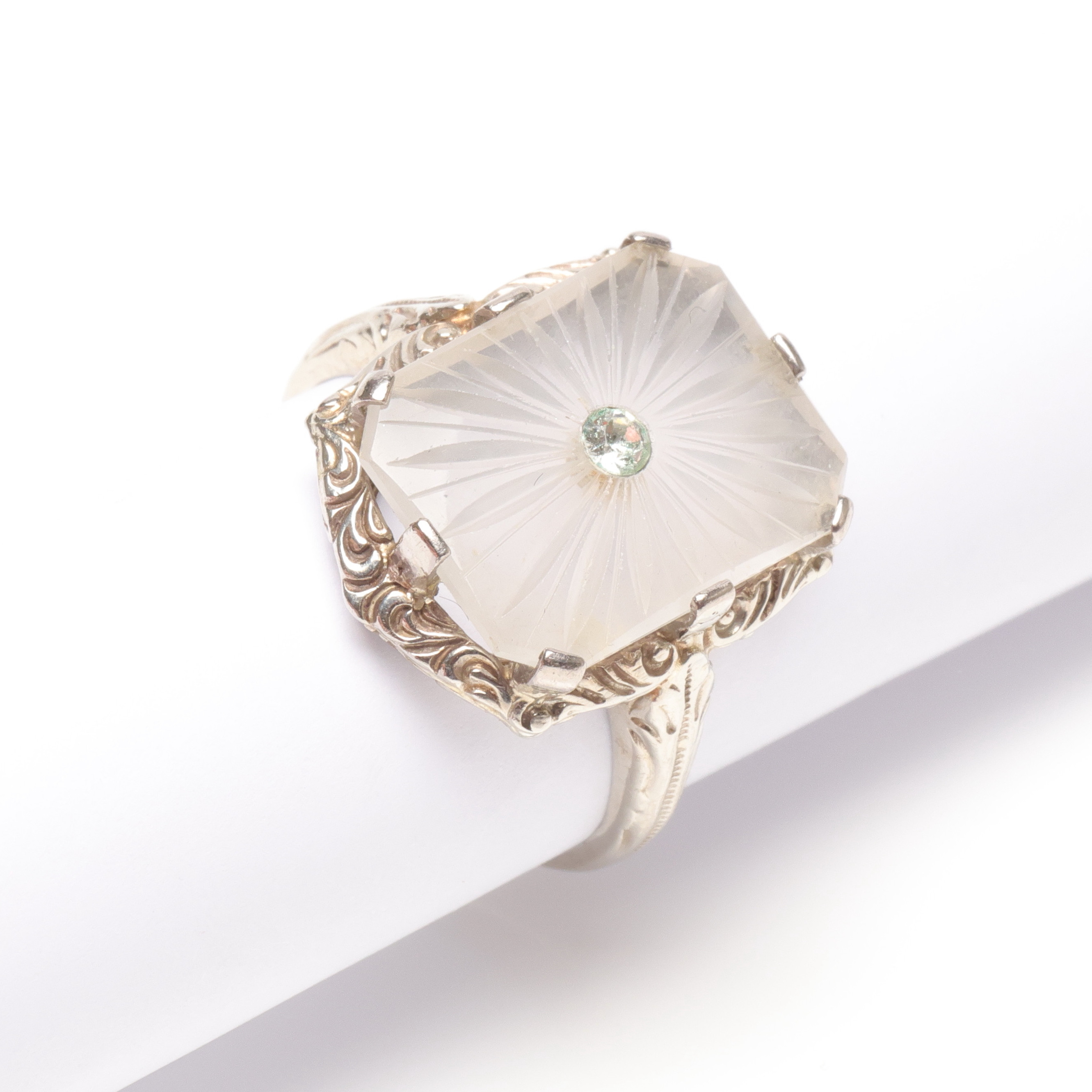 RING, s.k. "Depression era Camphor ring", slipad vit sten med mindre infattad sten. Skena 14K i vitt guld. Art Deco, troligen USA, 1900-talets första hälft. Totalvikt ca 4.1gram.