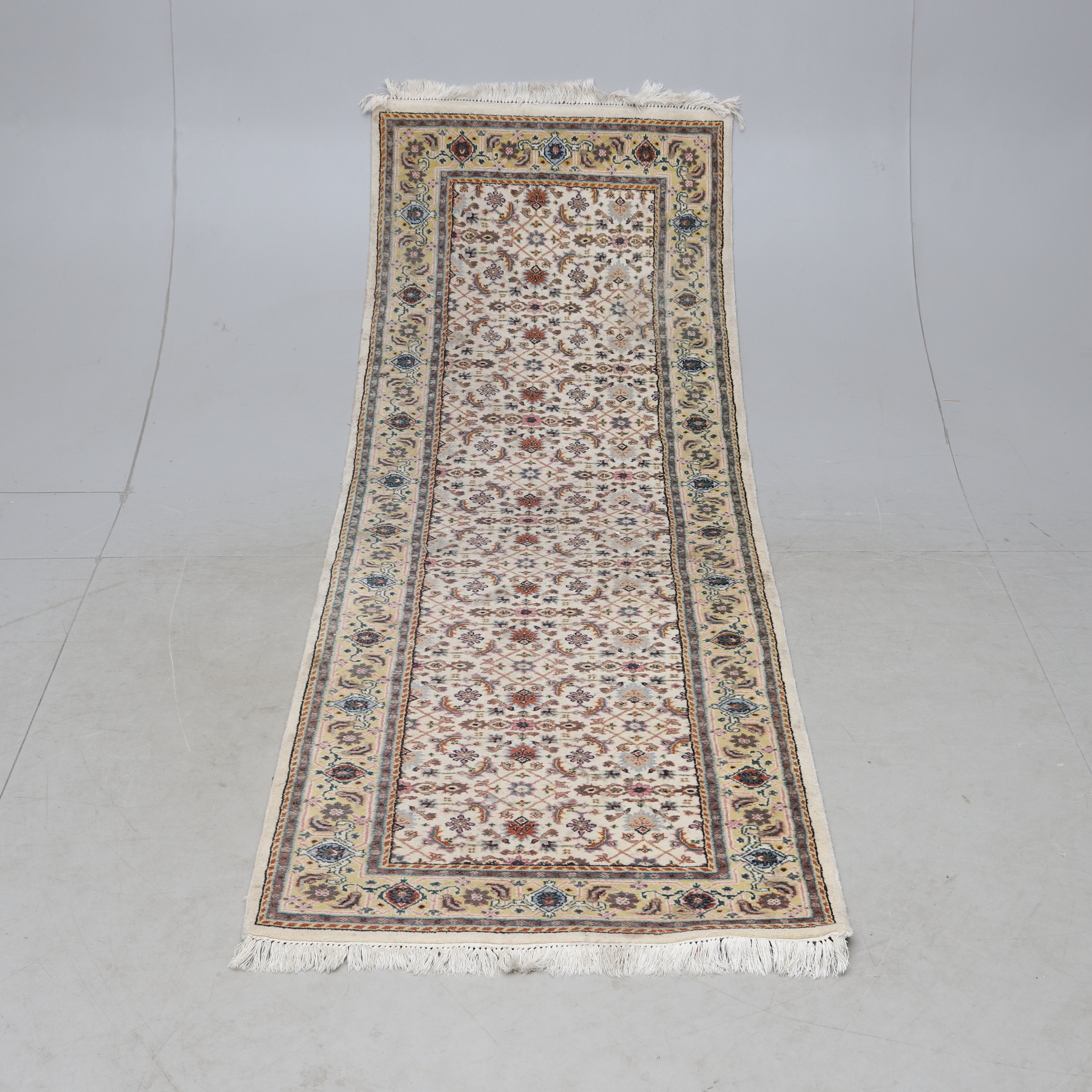 MATTA, orientalisk Ferrahan, gallerimodell. Ca 221x57 cm.