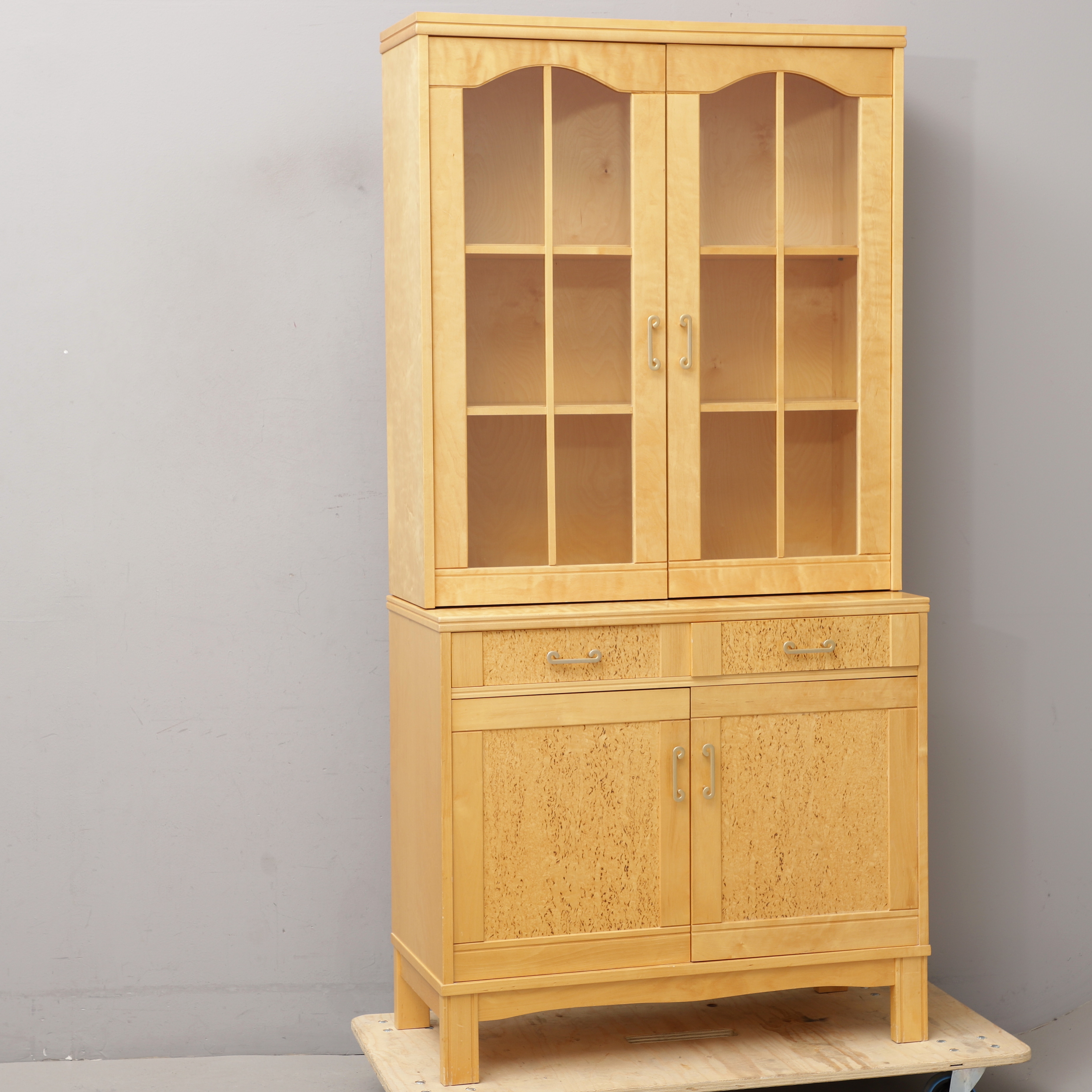 MATSALSSKÅP med vitrindel, masurbjörk mm, 1900-talets andra hälft.