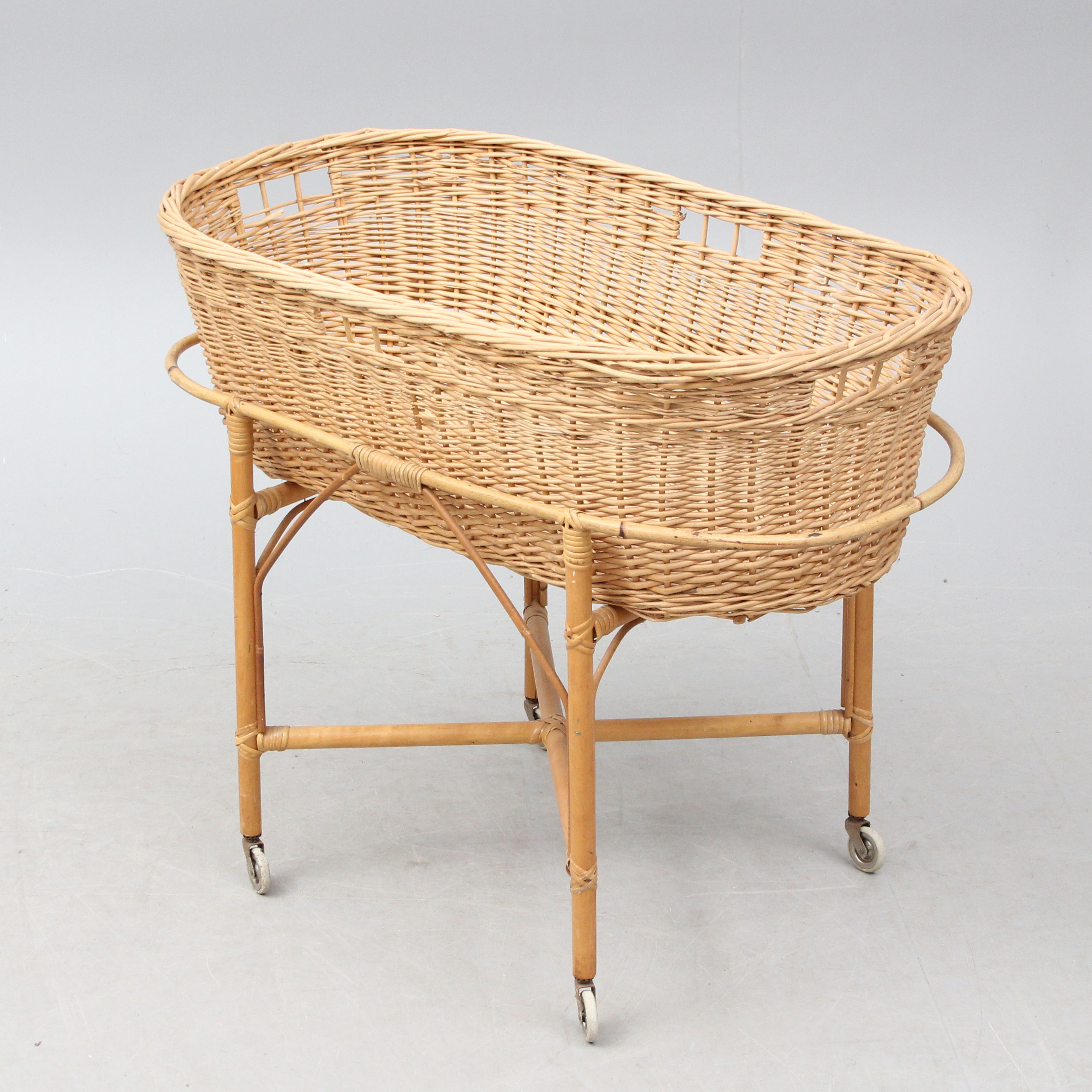 BARNKORG, i ställning och på hjul.