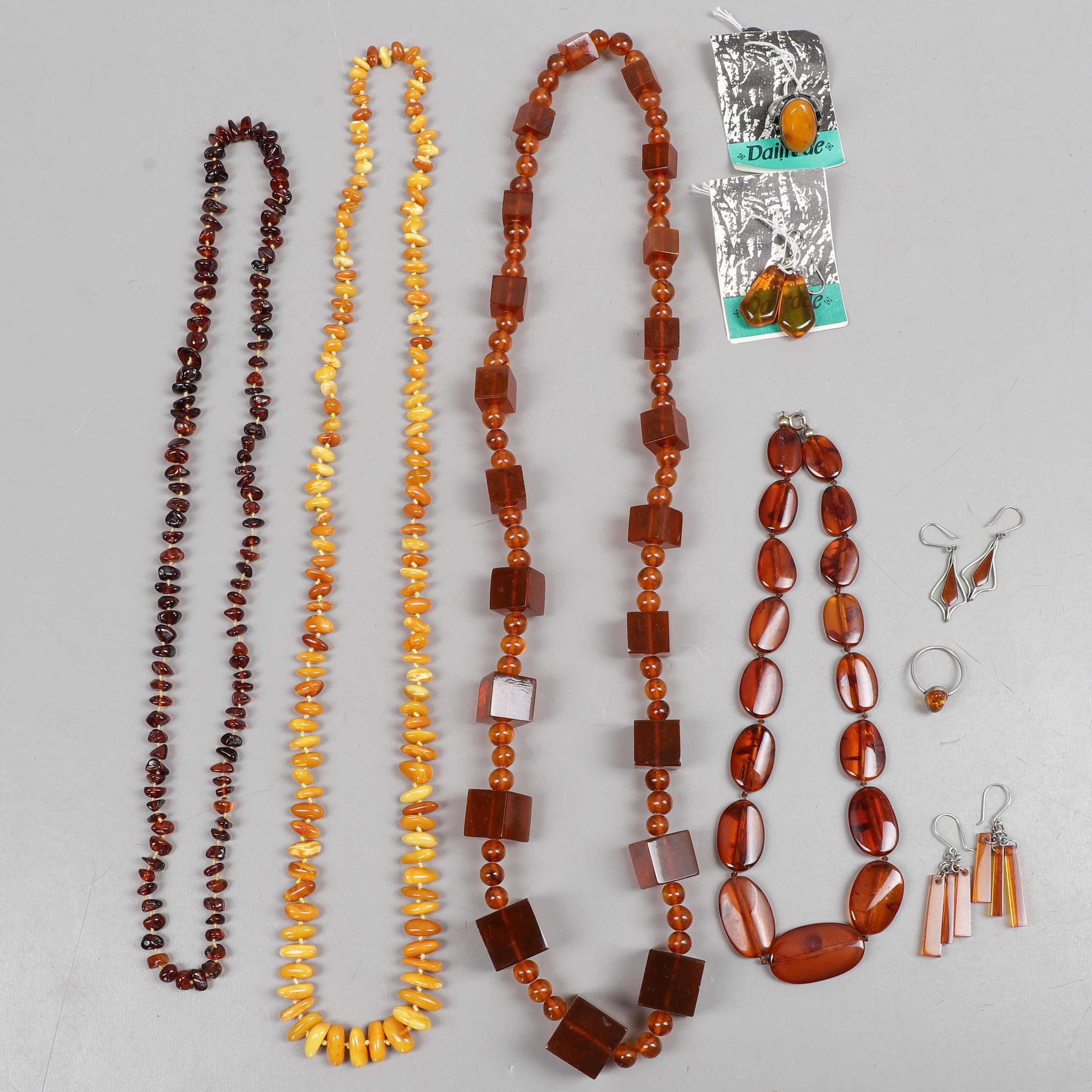 BÄRNSTENSSMYCKEN, halsband/ringar/örhängen, 1900-talets andra hälft.