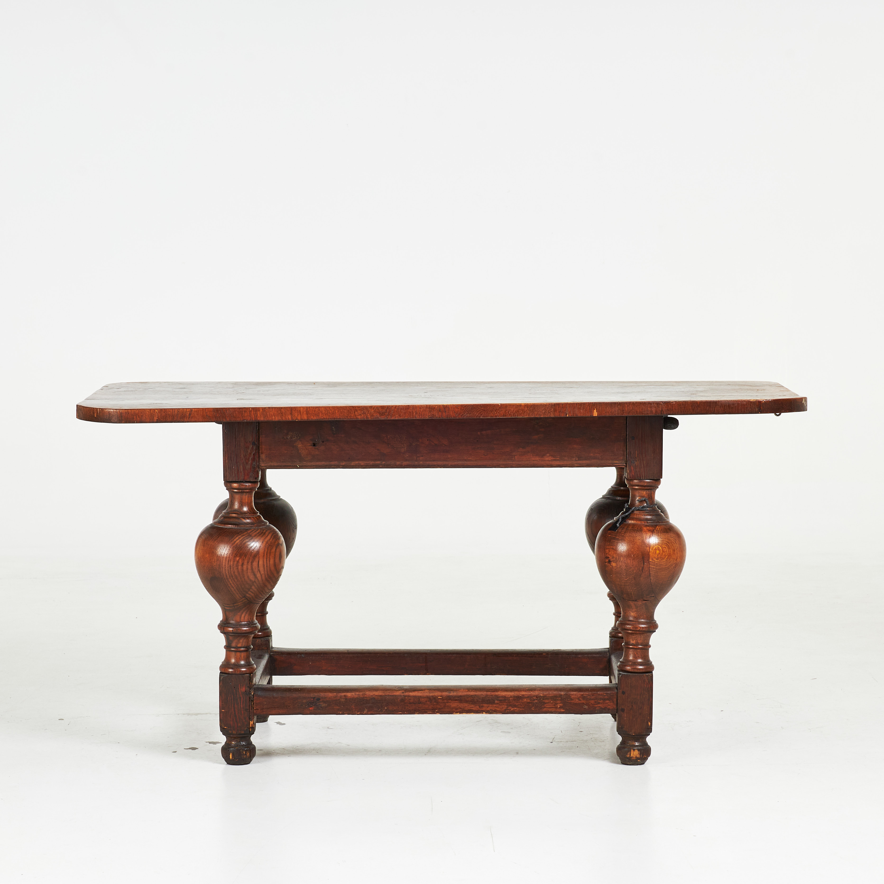 BIBLIOTEKSBORD. 1800-tal, balusterformade ben, medföljer två förlängningsskivor.