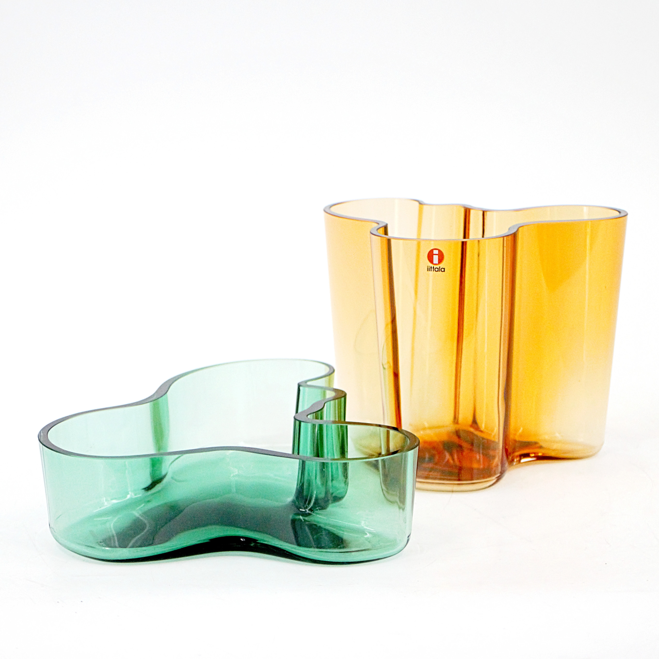 ALVAR AALTO. Vaser, 2 st, "Savoy", grön resp. orangetonat glas, Iittala, Finland.