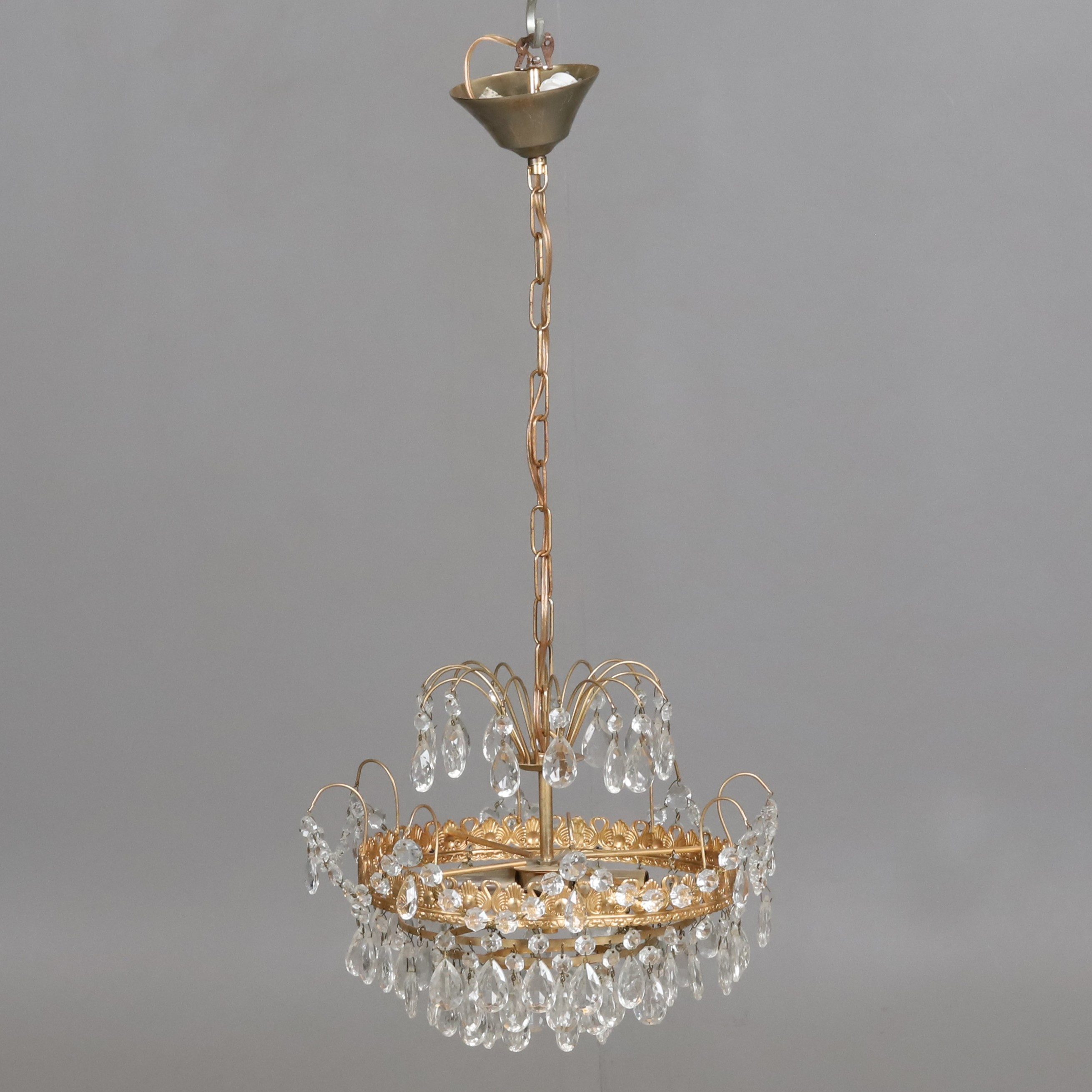 TAKLAMPA. Gulmetall med prismor 1900-tal.