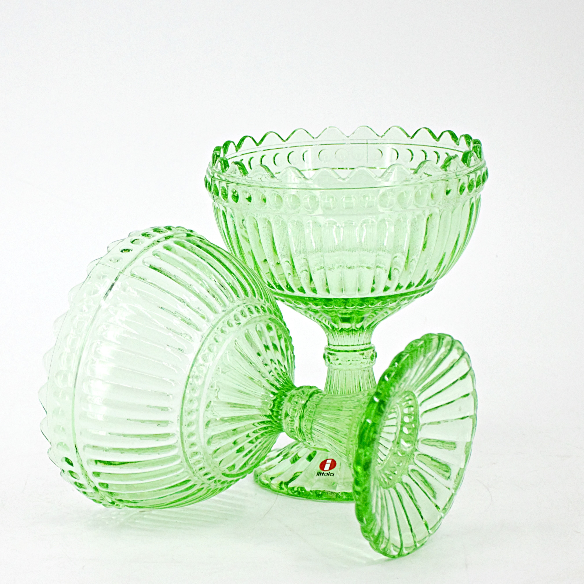 ARMI RATIA. Skål på fot, 2 st, "Mariskooli", glas, Marimekko/Iittala, Finland.