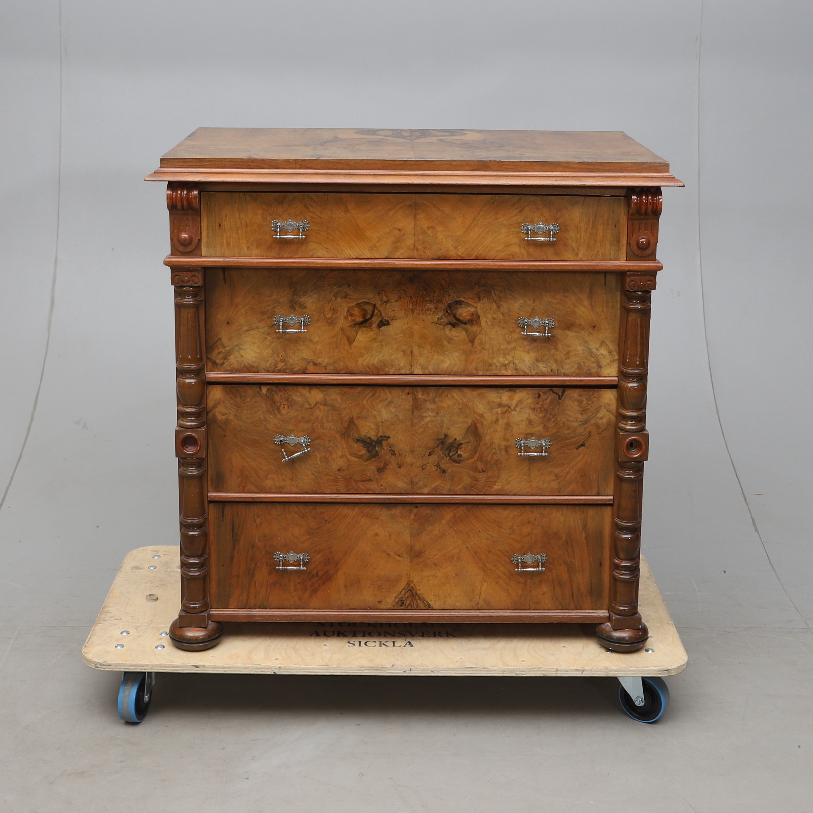 BYRÅ, Valnötsfanér, nyrenässans, 4 lådor, omkring 1900.