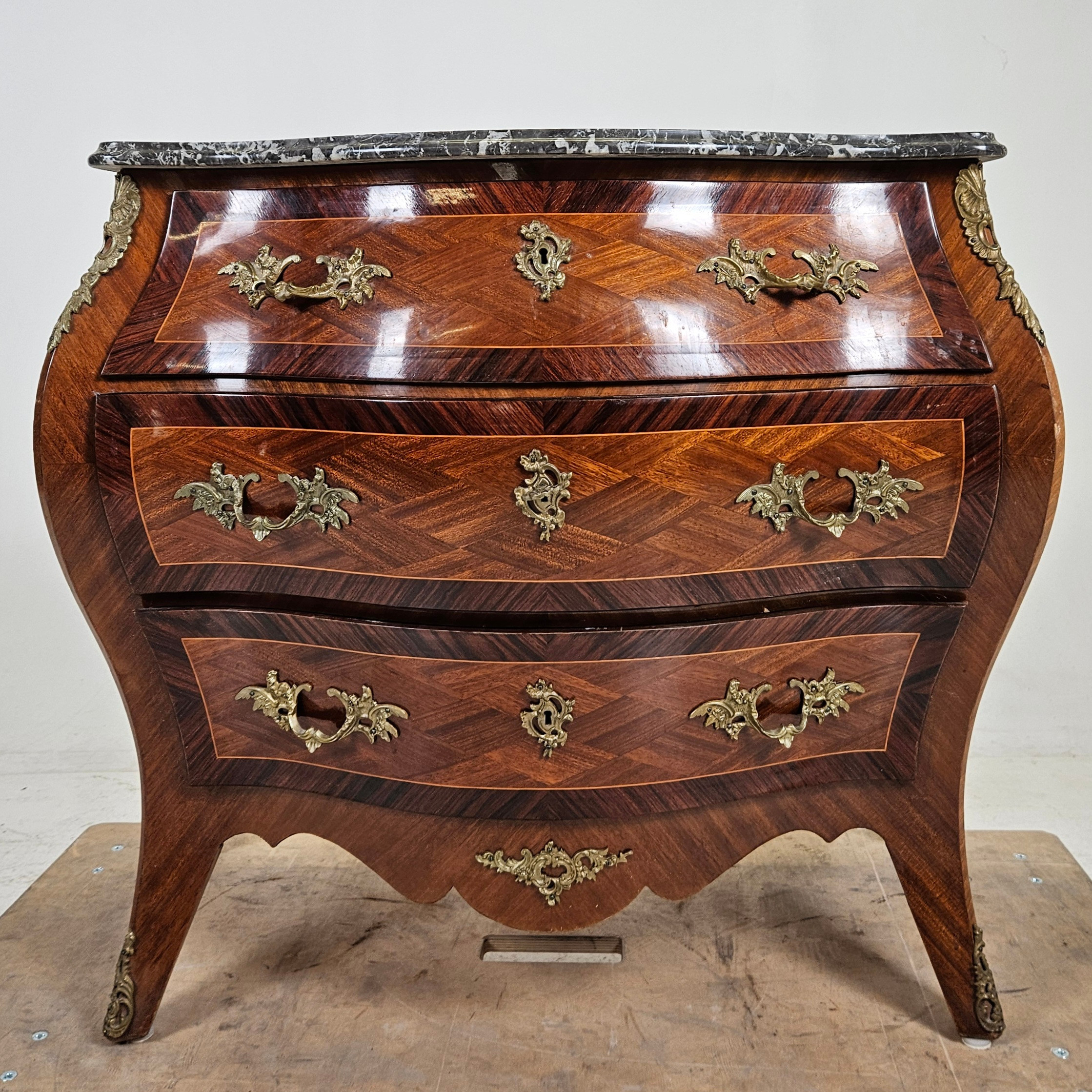 BYRÅ, rokokostil, 1900-tal.