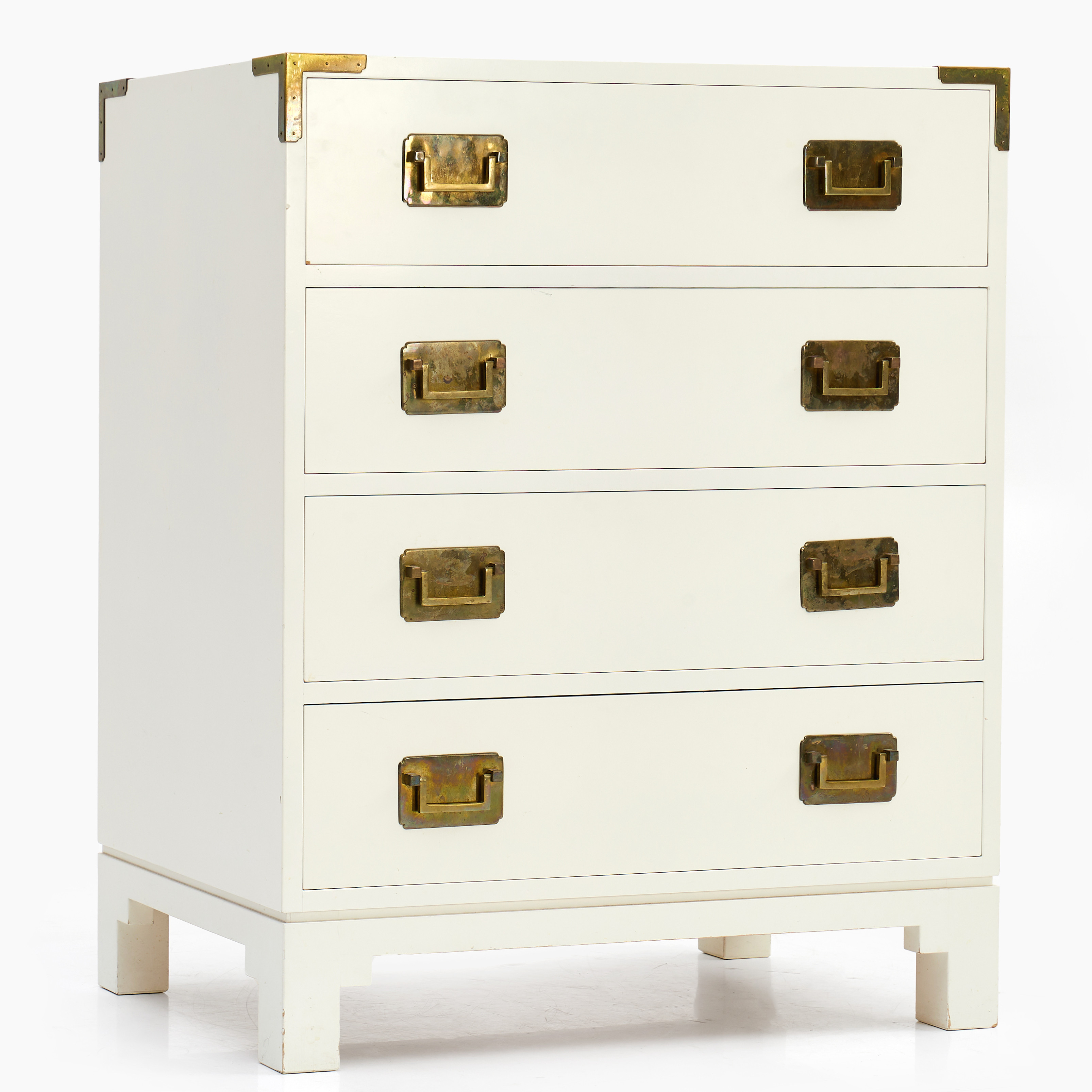 OVE FEUK. Byrå, Nordiska Kompaniet / NK Inredning, 1900-talets andra hälft. Vitlackerad med 4 lådor, beslag i mässing.