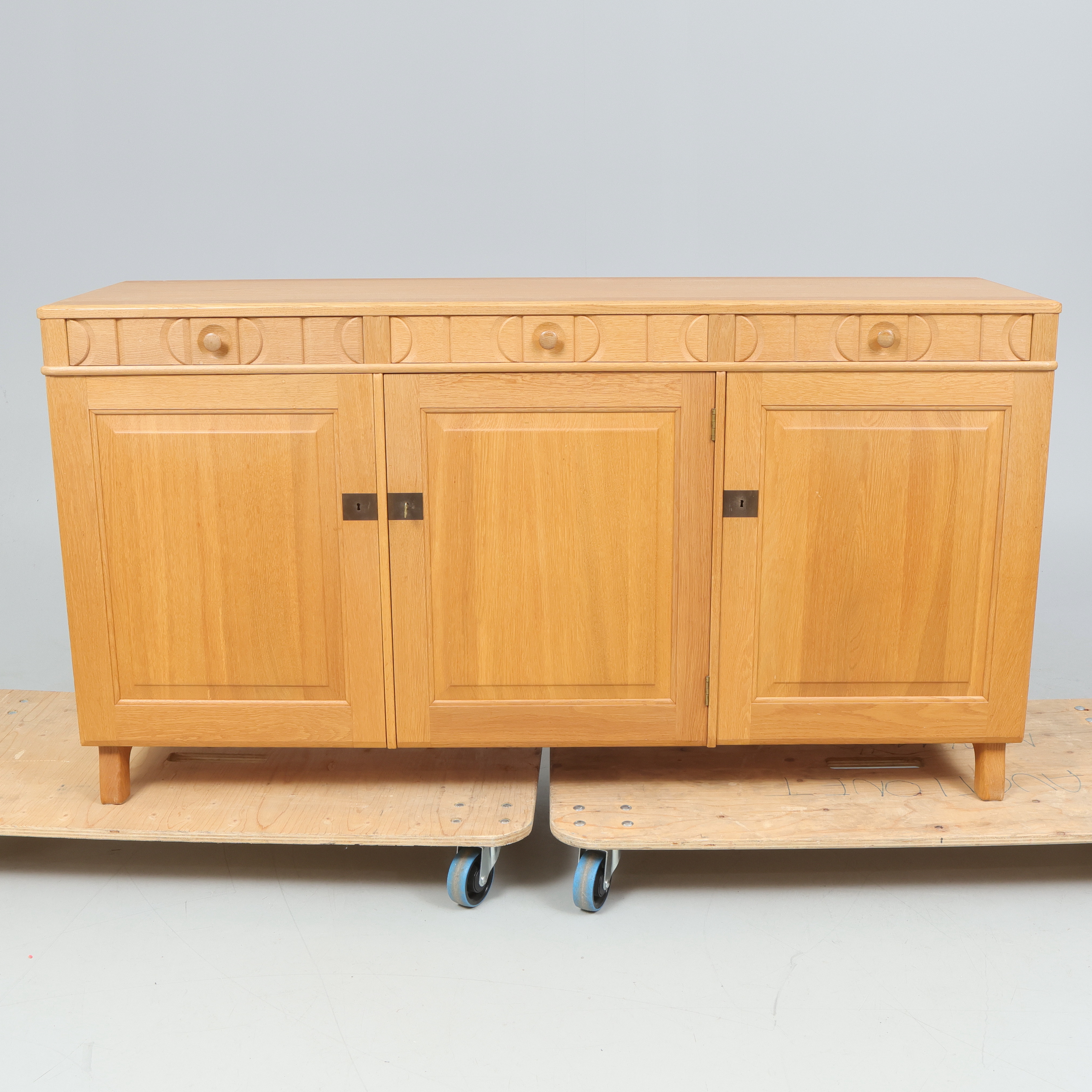 CARL MALMSTEN. 1888-1972. Sideboard, "Calmare Nyckel", ek, 1900-talets andra hälft.