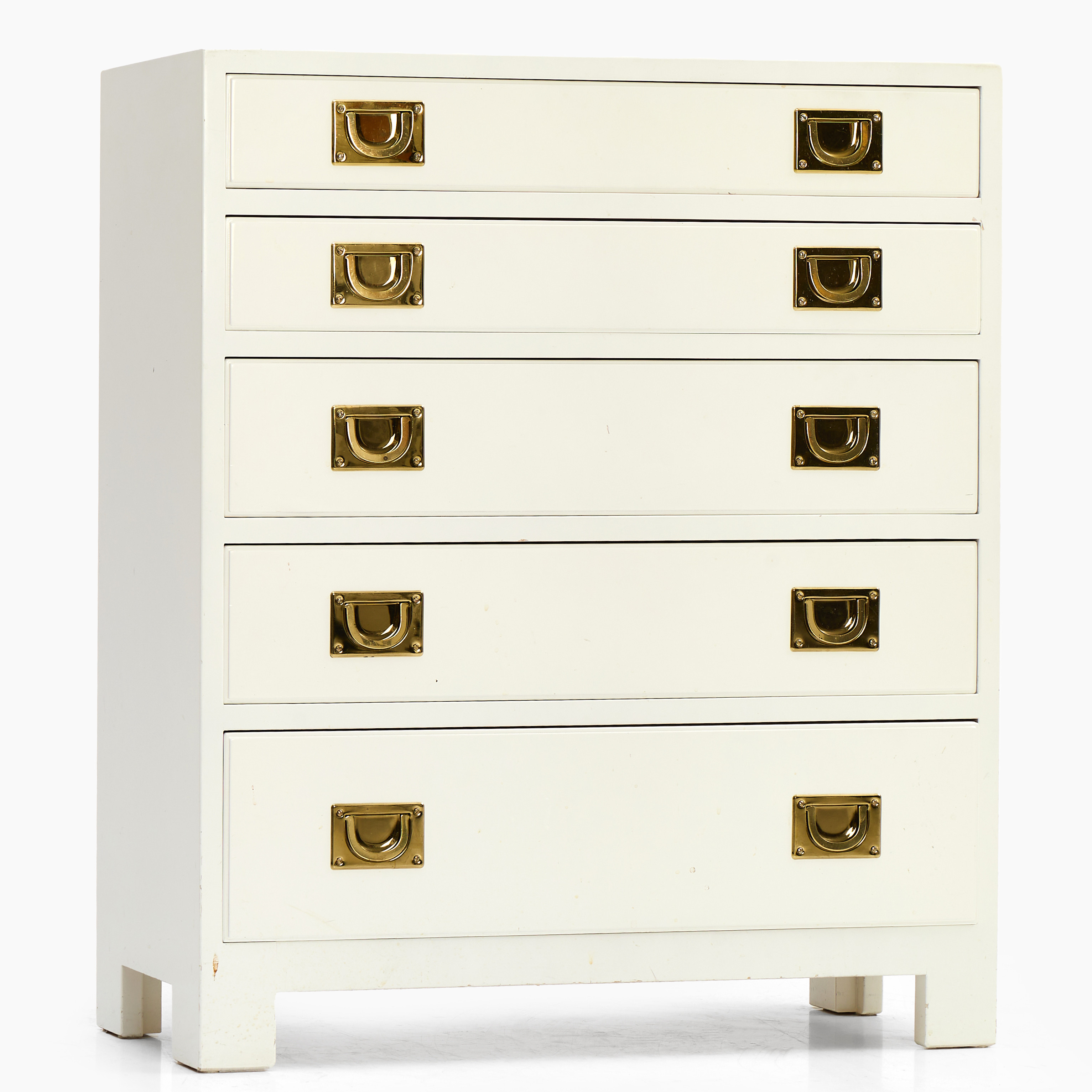 OVE FEUK. Byrå, modell "NK 024", Nordiska Kompaniet / NK Inredning, 1900-talets andra hälft. Vitlackerad med 5 lådor, handtag i mässing.