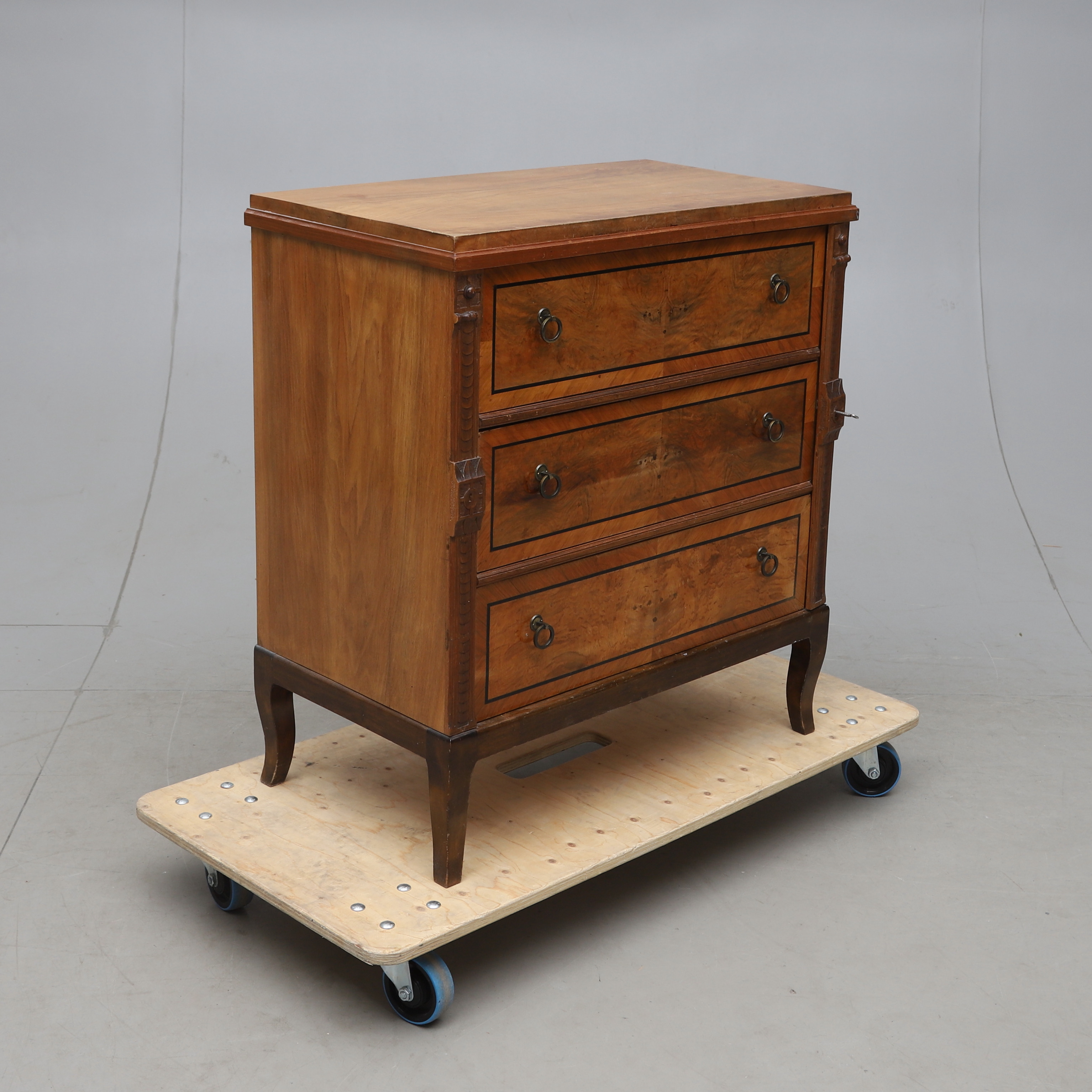 BYRÅ, Valnötsfanér, svärtade detaljer, 3 lådor, 1800-talets andra hälft.