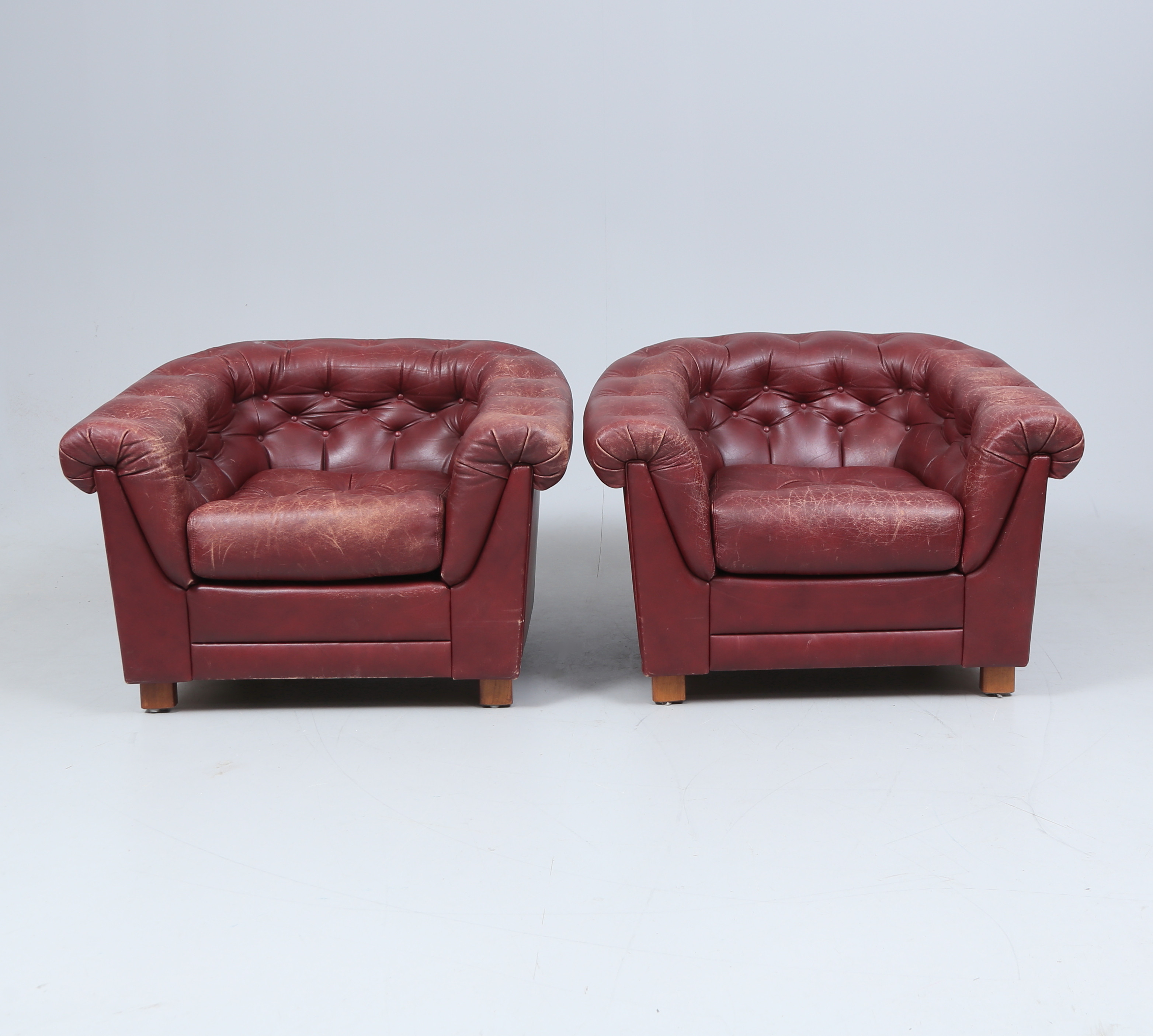 CLUBFÅTÖLJER, 1 par, 1900-tal.